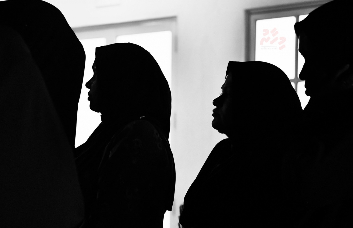 އދ. ދަނގެތި: އޮކްޓޯބަރު 15، 2021- މި ރަށުގެ މަޝްހޫރު ވިޔަފާރިވެރިޔާ މަހުމޫދު އަބޫބަކުރުގެ ހަށިގަނޑު ހިނަވާގޭގައި ބްއްވާފައިވާއިރު، އެ ތަނުގައި ބައެއް މީހުން ހަރަކާތްތެރިވަނީ---ފޮޓޯ: ނިޝާން އަލީ/ މިހާރު