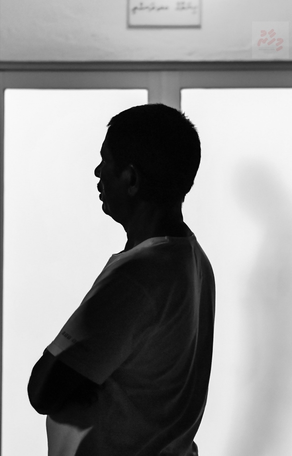 އދ. ދަނގެތި: އޮކްޓޯބަރު 15، 2021- މި ރަށުގެ މަޝްހޫރު ވިޔަފާރިވެރިޔާ މަހުމޫދު އަބޫބަކުރުގެ ހަށިގަނޑު ހިނަވާގޭގައި ބްއްވާފައިވާއިރު، އެ ތަނުގައި ބައެއް މީހަކު މަޑުކޮށްލައިގެން---ފޮޓޯ: ނިޝާން އަލީ/ މިހާރު