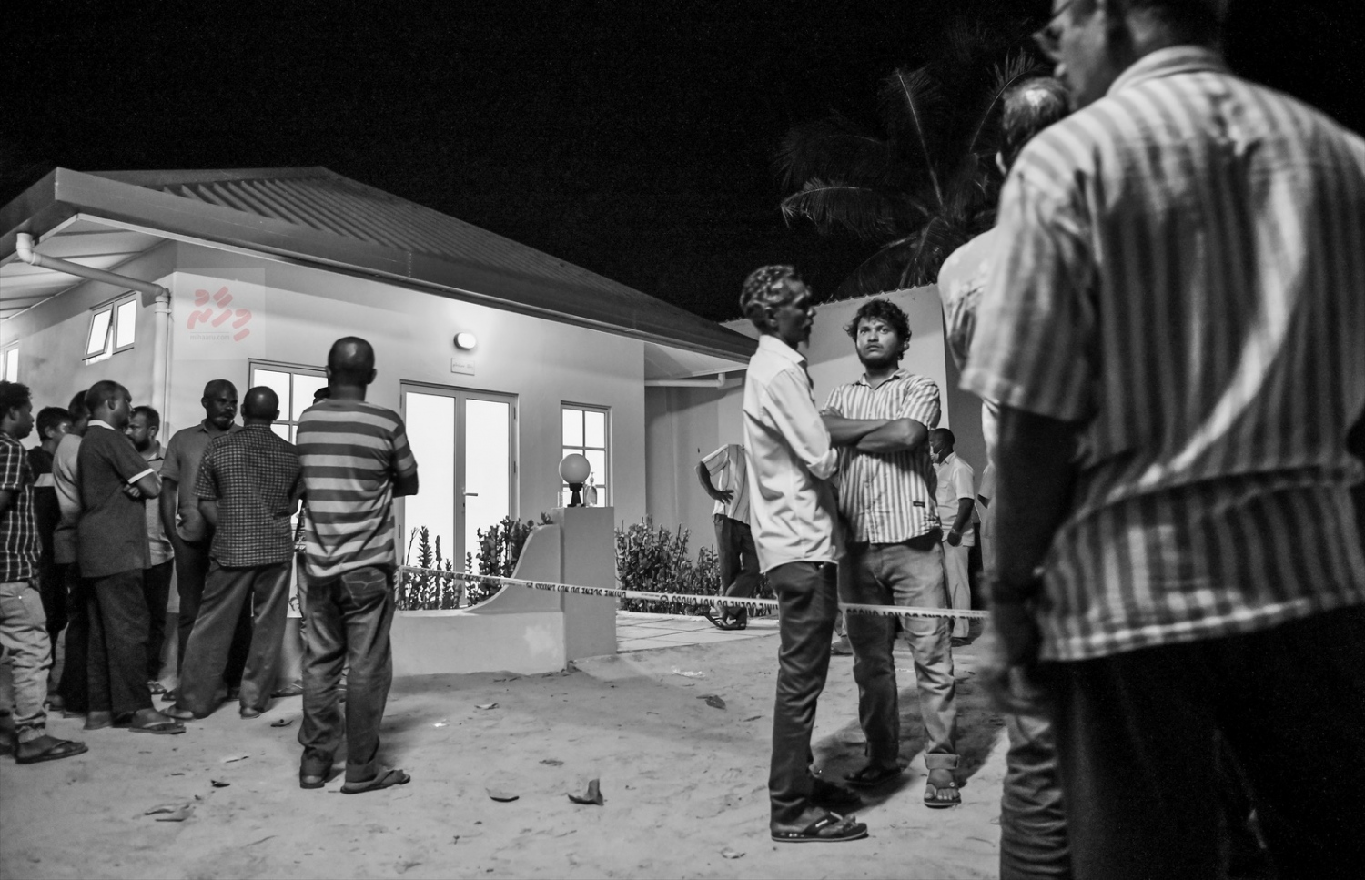 އދ. ދަނގެތި: އޮކްޓޯބަރު 15، 2021- މި ރަށުގެ މަޝްހޫރު ވިޔަފާރިވެރިޔާ މަހުމޫދު އަބޫބަކުރުގެ ހަށިގަނޑު ހިނަވާގޭގައި ބްއްވާފައިވާއިރު، އެ ތަނުގެ ބޭރުގައި ބައެއް މީހުން ހަރަކާތްތެރިވަނީ---ފޮޓޯ: ނިޝާން އަލީ/ މިހާރު