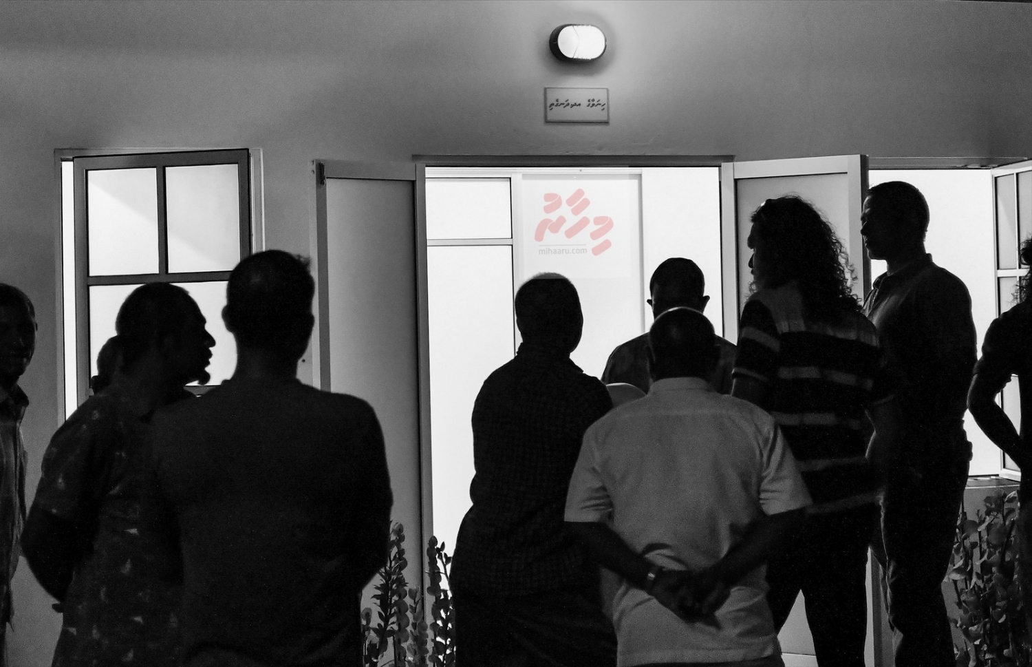 އދ. ދަނގެތި: އޮކްޓޯބަރު 15، 2021- މި ރަށުގެ މަޝްހޫރު ވިޔަފާރިވެރިޔާ މަހުމޫދު އަބޫބަކުރުގެ ހަށިގަނޑު ހިނަވާގޭގައި ބްއްވާފައިވާއިރު، އެ ތަނުގައި ބައެއް މީހުން ހަރަކާތްތެރިވަނީ---ފޮޓޯ: ނިޝާން އަލީ/ މިހާރު