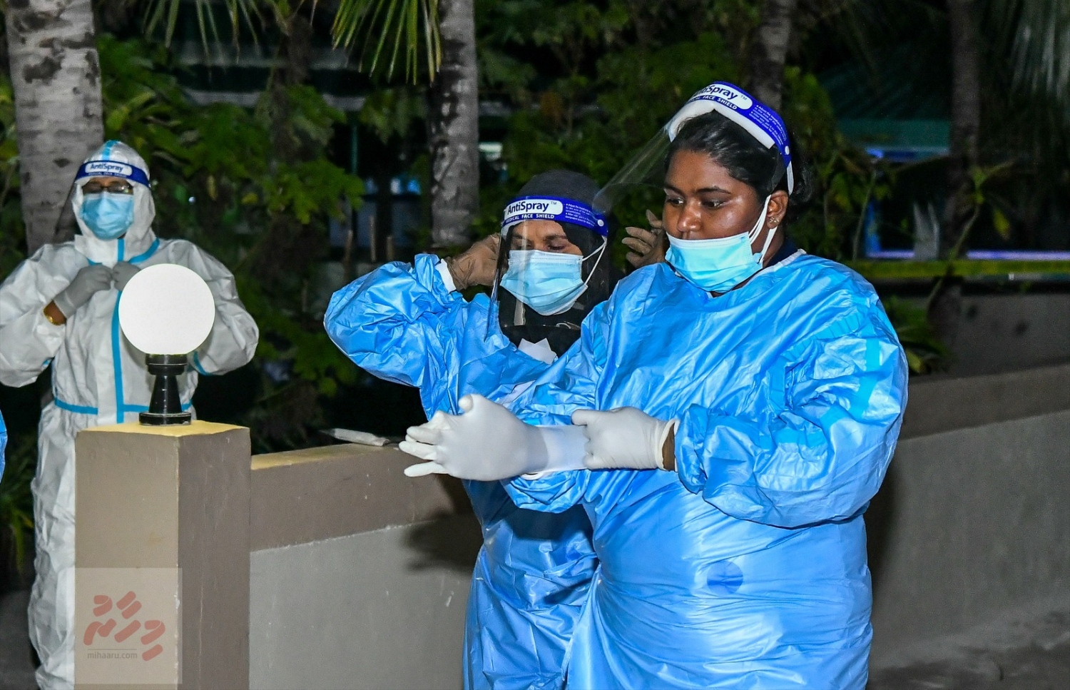 އދ. ދަނގެތި: އޮކްޓޯބަރު 15، 2021- މި ރަށުގެ މަޝްހޫރު ވިޔަފާރިވެރިޔާ މަހުމޫދު އަބޫބަކުރުގެ ހަށިގަނޑު ހިނަވާގޭގައި ބްއްވާފައިވާއިރު، ސިއްހީ ހިދުމަތްތެރިން ހަރަކާތްތެރިވަނީ---ފޮޓޯ: ނިޝާން އަލީ/ މިހާރު