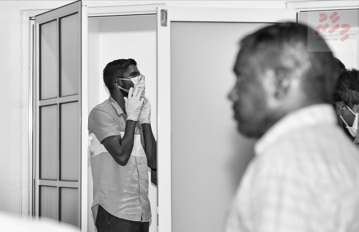 އދ. ދަނގެތި: އޮކްޓޯބަރު 15، 2021- މި ރަށުގެ މަޝްހޫރު ވިޔަފާރިވެރިޔާ މަހުމޫދު އަބޫބަކުރުގެ ހަށިގަނޑު ހިނަވާގޭގައި ބްއްވާފައިވާއިރު، އެ ތަނުގައި ބައެއް މީހުން ހަރަކާތްތެރިވަނީ---ފޮޓޯ: ނިޝާން އަލީ/ މިހާރު