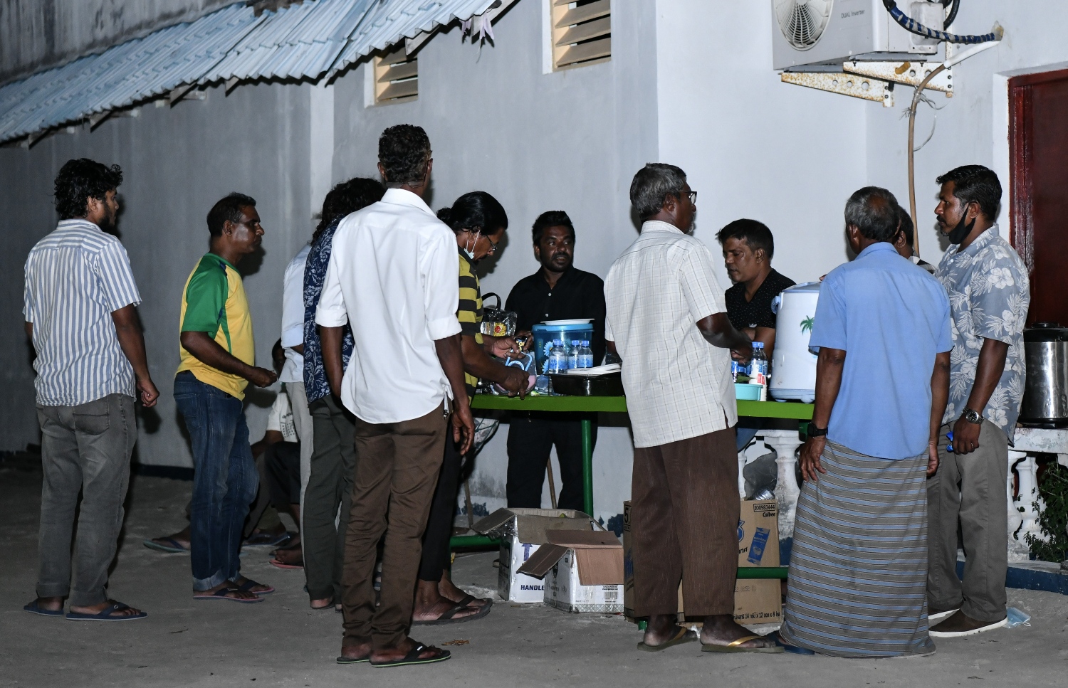 އދ. ދަނގެތި: އޮކްޓޯބަރު 15، 2021- މި ރަށުގެ މަޝްހޫރު ވިޔަފާރިވެރިޔާ މަހުމޫދު އަބޫބަކުރުގެ ހަށިގަނޑު ހިނަވާގޭގައި ބްއްވާފައިވާއިރު، އެ ތަނުގެ ބޭރުގައި ބައެއް މީހުން ހަރަކާތްތެރިވަނީ---ފޮޓޯ: ނިޝާން އަލީ/ މިހާރު