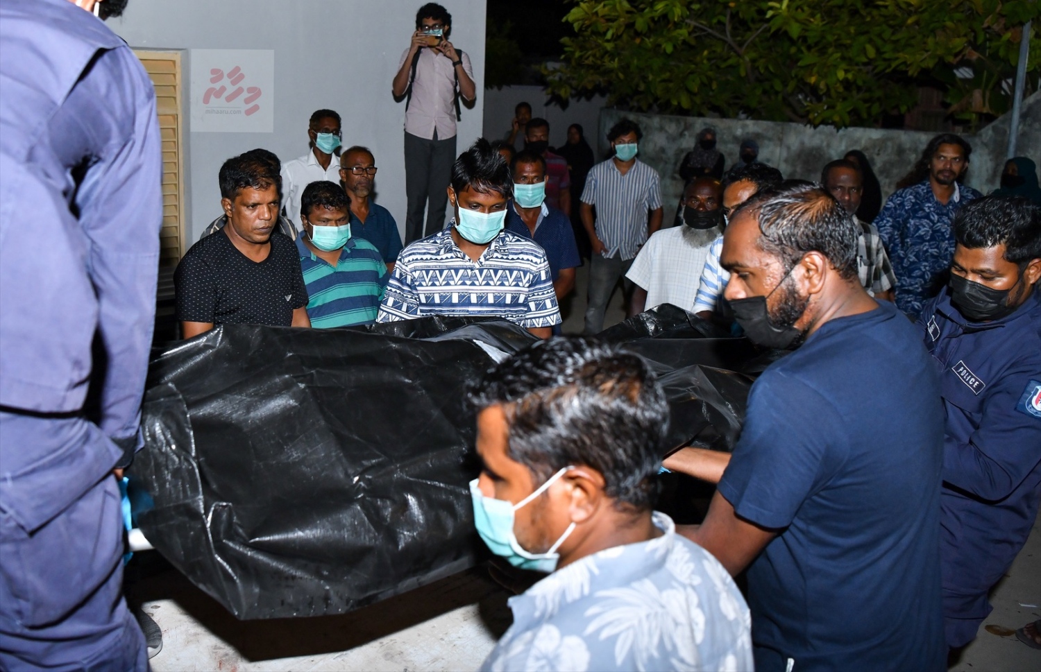 އދ. ދަނގެތި: އޮކްޓޯބަރު 15، 2021- މި ރަށުގެ މަޝްހޫރު ވިޔަފާރިވެރިޔާ މަހުމޫދު އަބޫބަކުރުގެ ހަށިގަނޑުގެ ޓެސްޓުތަކެއް ހެދުމަށް މާލެ ގެނައުމަށްޓަކައި ހިނަވާގެ އިން ނެރެ ރަށު ޕިކަޕަކަށް އަރުވަނީ---ފޮޓޯ: ނިޝާން އަލީ/ މިހާރު