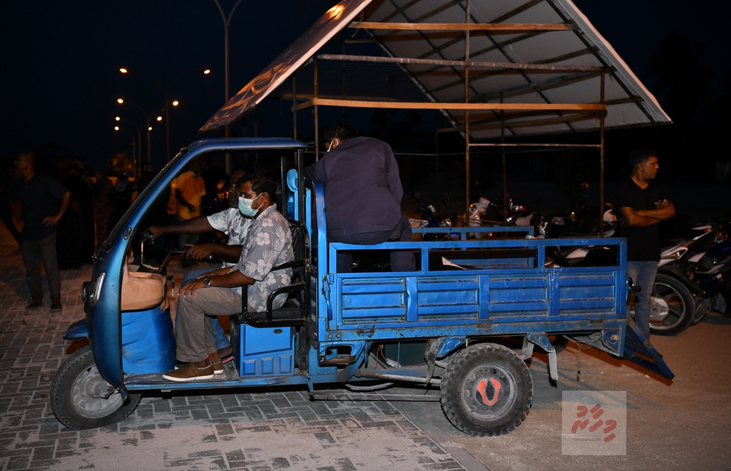 އދ. ދަނގެތި: އޮކްޓޯބަރު 15، 2021- މި ރަށުގެ މަޝްހޫރު ވިޔަފާރިވެރިޔާ މަހުމޫދު އަބޫބަކުރުގެ ހަށިގަނޑުގެ ޓެސްޓުތަކެއް ހެދުމަށް މާލެ ގެނައުމަށްޓަކައި ރަށު ޕިކަޕަކަށް އަރުވައިގެން ލޯންޗަށް ގެންދަނީ---ފޮޓޯ: ނިޝާން އަލީ/ މިހާރު