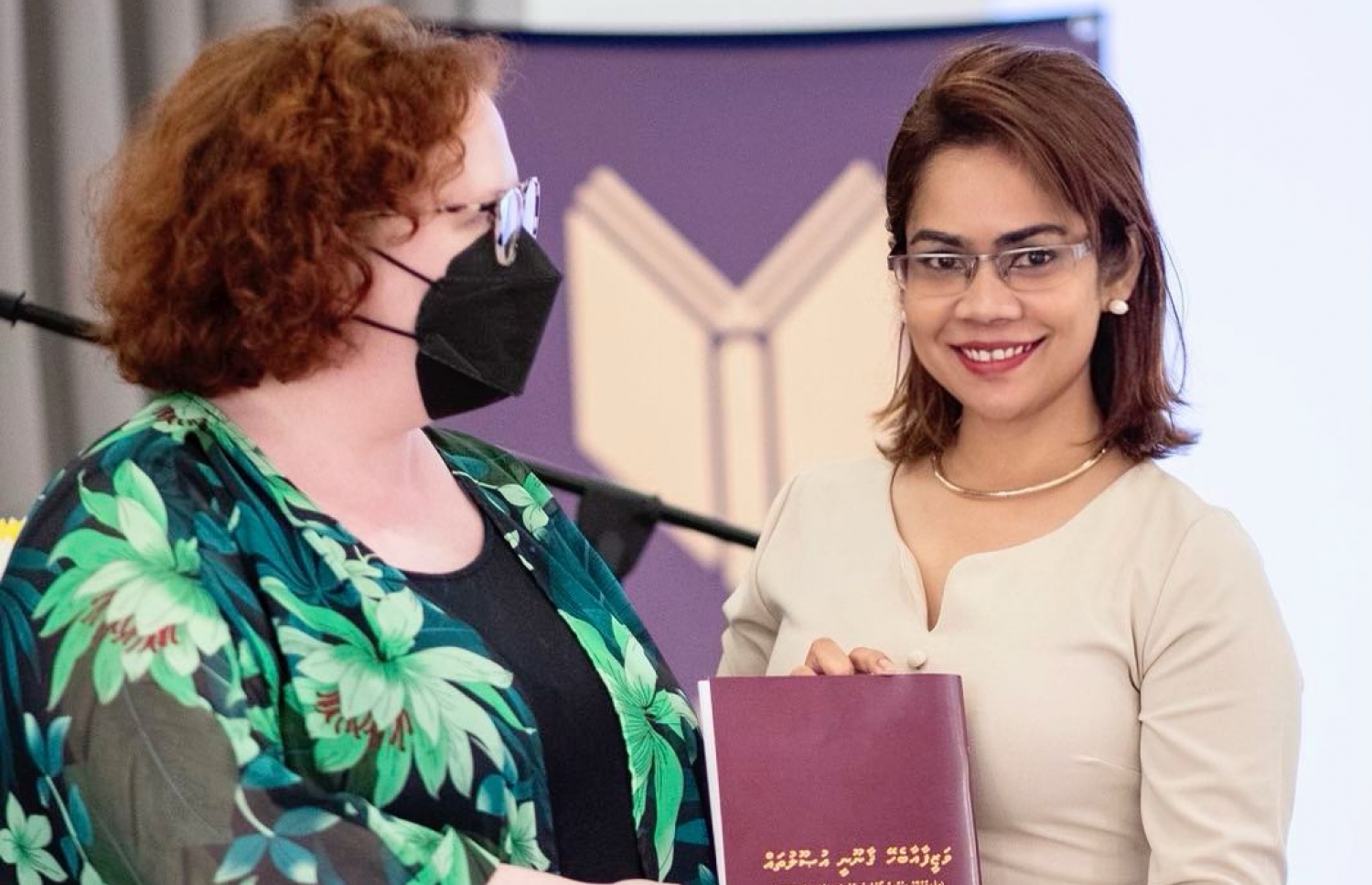 "ވަޒީފާއާބެހޭ ގާނޫނީ އުސޫލުތައް" ނަމުގައި ޝުނާނާ ލިޔުއްވި ފޮތް.-