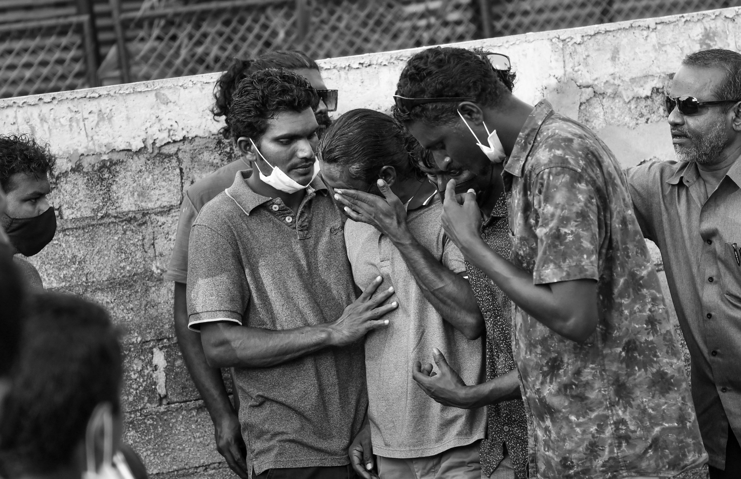 ދަނގެތި: އޮކްޓޯބަރު 15، 2021- މި ރަށުގައި އިހާނެތިކޮށް މަރާލައި އެއްލާލާފައި އޮއްވައި ފެނުނު ވިޔަފާރިވެރިޔާ މަހުމޫދު އަބޫބަކުރުގެ ޖަނާޒާ ނިމުމުން އޭނާގެ ކުއްޖަކު ރޯއިރު، އޭނާ އަށް އާއިލާ އާއި ރަށުގެ ބައެއް މީހުން ހިތްވަރު ދެނީ.-- ފޮޓޯ: ނިޝާން އަލީ/ މިހާރު