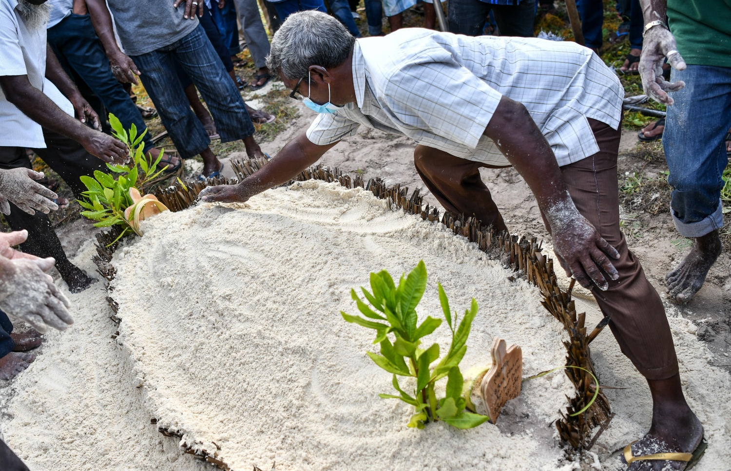 ދަނގެތި: އޮކްޓޯބަރު 15، 2021- މި ރަށުގައި އިހާނެތިކޮށް މަރާލައި އެއްލާލާފައި އޮއްވައި ފެނުނު ވިޔަފާރިވެރިޔާ މަހުމޫދު އަބޫބަކުރުގެ ޖަނާޒާގެ ތެރެެއިން.-- ފޮޓޯ: ނިޝާން އަލީ/ މިހާރު