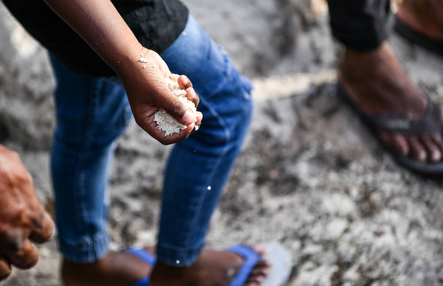 ދަނގެތި: އޮކްޓޯބަރު 15، 2021- މި ރަށުގައި އިހާނެތިކޮށް މަރާލައި އެއްލާލާފައި އޮއްވައި ފެނުނު ވިޔަފާރިވެރިޔާ މަހުމޫދު އަބޫބަކުރުގެ ޖަނާޒާގެ ތެރެެއިން.-- ފޮޓޯ: ނިޝާން އަލީ/ މިހާރު