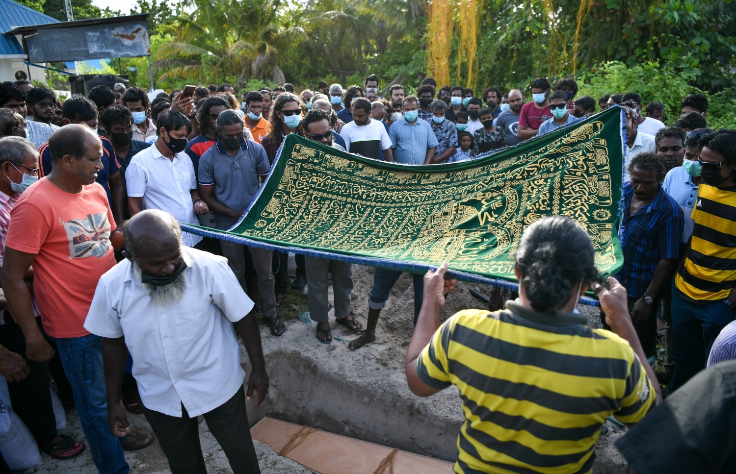 ދަނގެތި: އޮކްޓޯބަރު 15، 2021- މި ރަށުގައި އިހާނެތިކޮށް މަރާލައި އެއްލާލާފައި އޮއްވައި ފެނުނު ވިޔަފާރިވެރިޔާ މަހުމޫދު އަބޫބަކުރުގެ ޖަނާޒާގެ ތެރެެއިން.-- ފޮޓޯ: ނިޝާން އަލީ/ މިހާރު