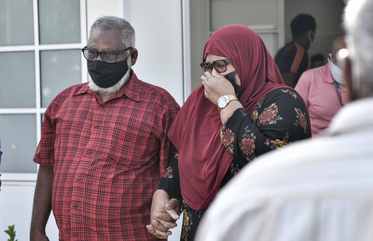 ދަނގެތި: އޮކްޓޯބަރު 15، 2021- މި ރަށުގައި އިހާނެތިކޮށް މަރާލައި އެއްލާލާފައި އޮއްވައި ފެނުނު ވިޔަފާރިވެރިޔާ މަހުމޫދު އަބޫބަކުރުގެ ޖަނާޒާގެ ތެރެެއިން.-- ފޮޓޯ: ނިޝާން އަލީ/ މިހާރު