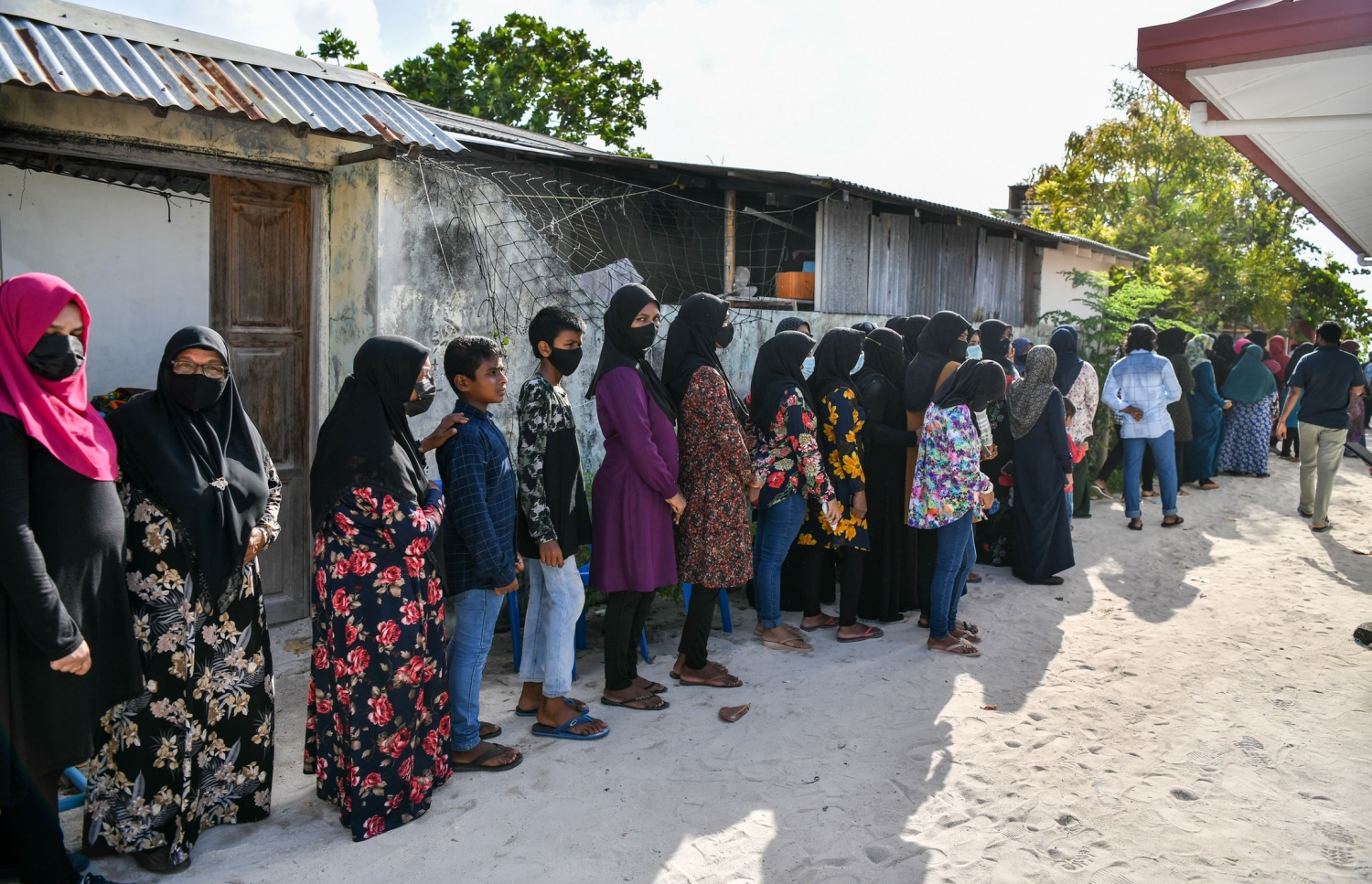 ދަނގެތި: އޮކްޓޯބަރު 15، 2021- މި ރަށުގެ ވިޔަފާރިވެރިޔާ މަހުމޫދު އަބޫބަކުރުގެ މޫނު ބެލުމަށް ދަނގެތި ހިނަވާގެ ކައިރީގައި ދިގު ކިއޫއެއް ހަދާފައި: އޭނާ މަރައިލީ ބޮލަށާއި ކަރަށް ވަޅިން ހަމަލަދީގެން.-- ފޮޓޯ: ނިޝާން އަލީ/ މިހާރު