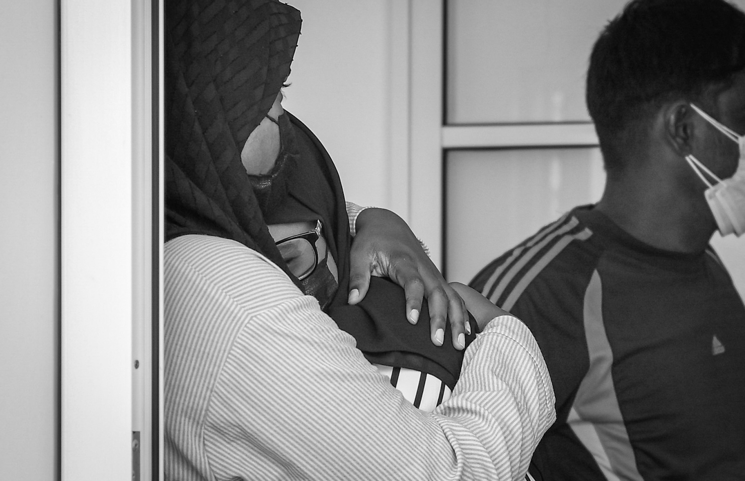 ދަނގެތި: އޮކްޓޯބަރު 15، 2021- މި ރަށުގެ ވިޔަފާރިވެރިޔާ މަހުމޫދު އަބޫބަކުރުގެ ޖަނާޒާގެ ކަންކަން ކުރިއަށް ގެންދިޔައިރު އާއިލާގެ ބަޔަކު ރޮނީ.-- ފޮޓޯ: ނިޝާން އަލީ/ މިހާރު