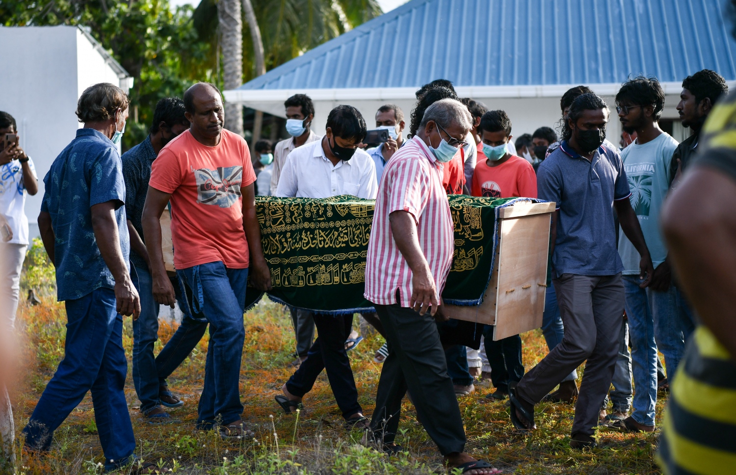 ދަނގެތި: އޮކްޓޯބަރު 15، 2021- މި ރަށުގެ ވިޔަފާރިވެރިޔާ މަހުމޫދު އަބޫބަކުރު ފަސްދާނުލުމަށްޓަކައި ގެންދަނީ.-- ފޮޓޯ: ނިޝާން އަލީ/ މިހާރު