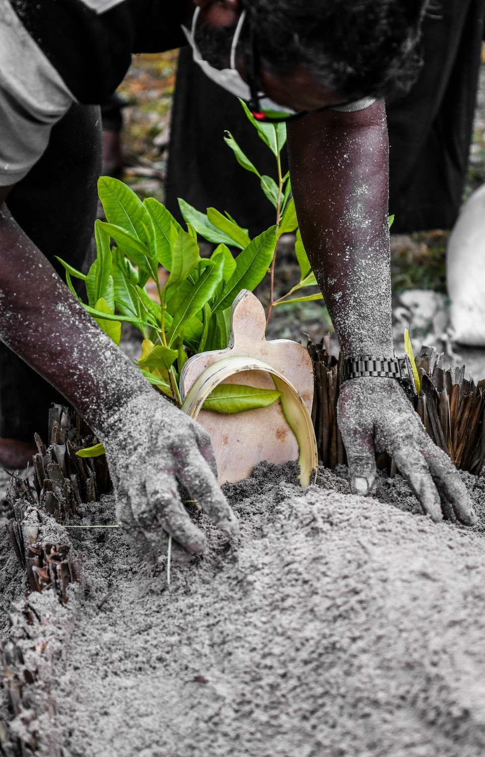 ދަނގެތި: އޮކްޓޯބަރު 15، 2021- މި ރަށުގައި އިހާނެތިކޮށް މަރާލައި އެއްލާލާފައި އޮއްވައި ފެނުނު ވިޔަފާރިވެރިޔާ މަހުމޫދު އަބޫބަކުރުގެ ޖަނާޒާގެ ތެރެެއިން.-- ފޮޓޯ: ނިޝާން އަލީ/ މިހާރު