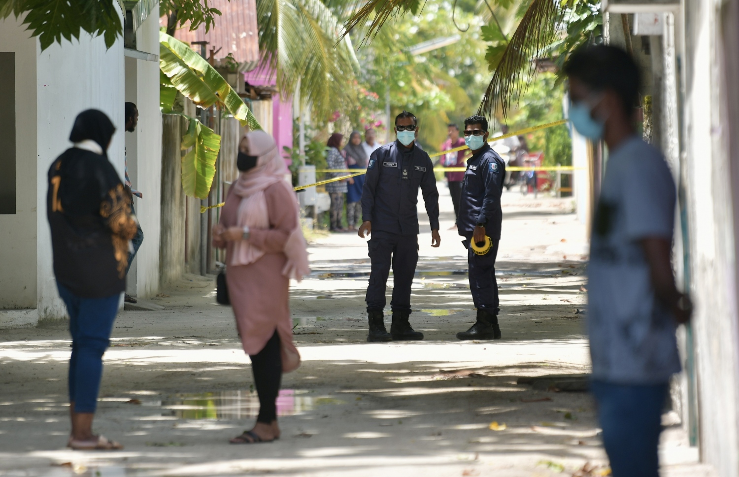 ދަނގެތީގެ ނެދުންގެ ފުލުހުން ފާސްކުރާއިރު، އެ ސަރަހައްދު ބަންދު ކޮށްގެން ފުލުހުން ހަރަކާތްތެރިވަނީ.---ފޮޓޯ: ނިޝާން އަލީ/ މިހާރު