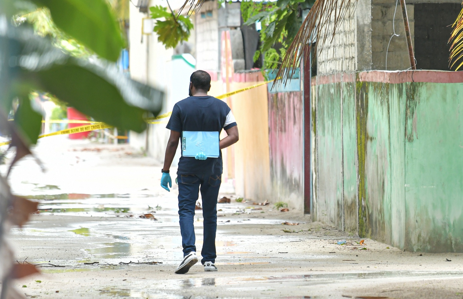 ދަނގެތީގެ ނެދުންގެ ފުލުހުން ފާސްކުރާއިރު، އެ ސަރަހައްދު ބަންދު ކޮށްގެން ފުލުހުން ހަރަކާތްތެރިވަނީ.---ފޮޓޯ: ނިޝާން އަލީ/ މިހާރު