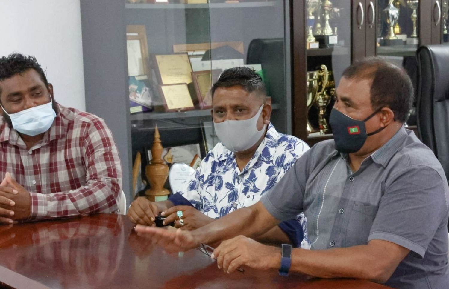 ކައުންސިލްއާ އެކު ބޭއްވި ބައްދަލުވުމުގައި މިނިސްޓަރު ވާހަކަ ދައްކަވަނީ. ހަފުތާ ބަންދުތަކުގައި ރަށްތަކަށް ދަތުރުކުރައްވައި މިނިސްޓަރު ގެންދަވަނީ ހޯމް ސްޓޭގެ ފައިދާ ކިޔައި ދެއްވަމުން. -- ފޮޓޯ/ މިހާރު