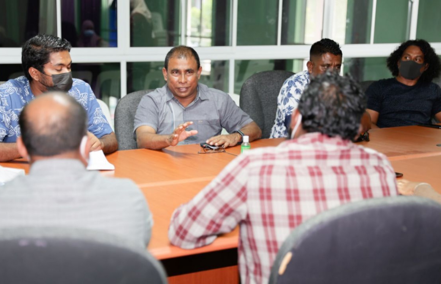 ކައުންސިލްއާ އެކު ބޭއްވި ބައްދަލުވުމުގައި މިނިސްޓަރު ވާހަކަ ދައްކަވަނީ. ހަފުތާ ބަންދުތަކުގައި ރަށްތަކަށް ދަތުރުކުރައްވައި މިނިސްޓަރު ގެންދަވަނީ ހޯމް ސްޓޭގެ ފައިދާ ކިޔައި ދެއްވަމުން. -- ފޮޓޯ/ މިހާރު