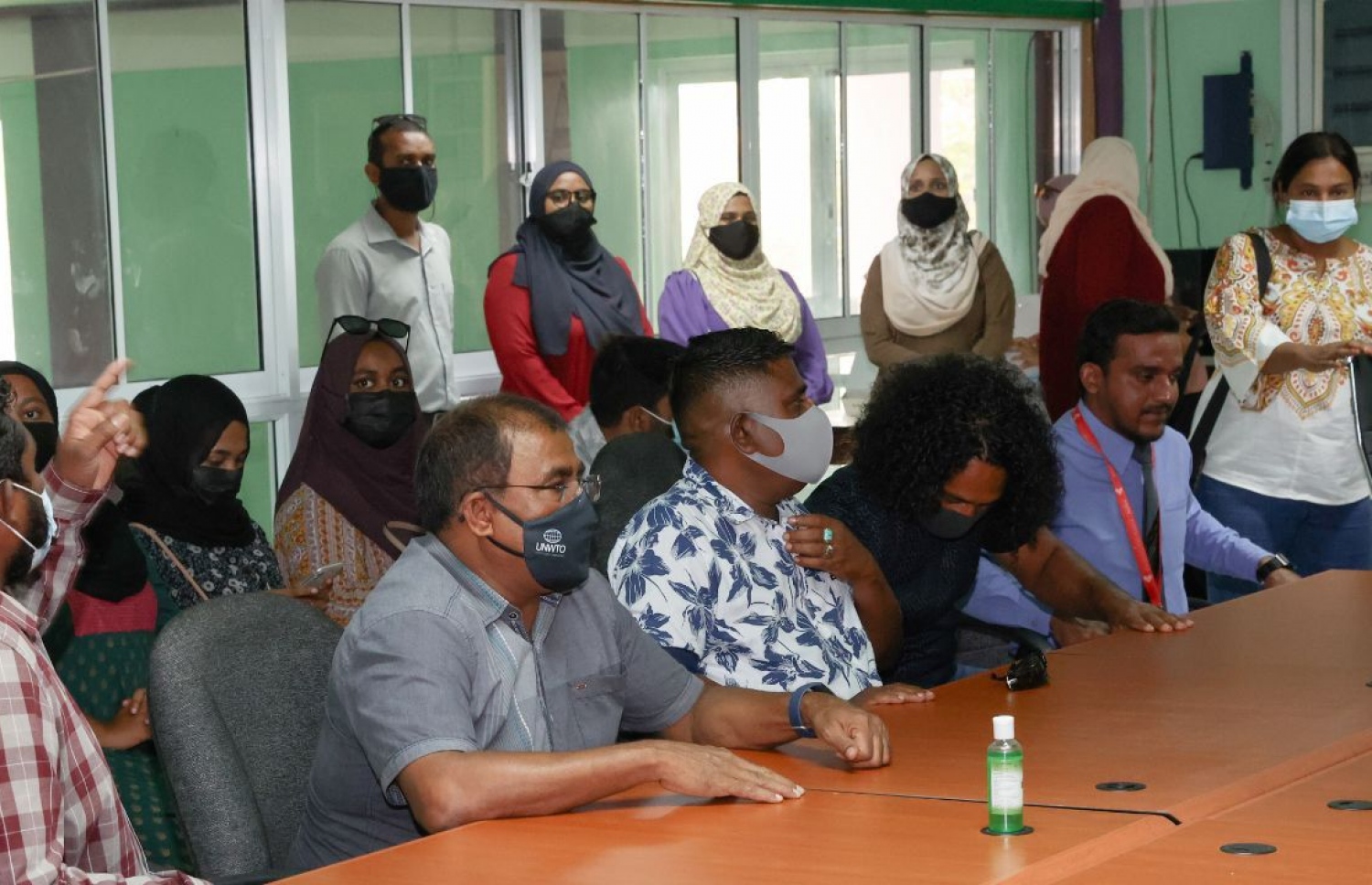 ކައުންސިލްއާ އެކު ބޭއްވި ބައްދަލުވުމުގައި މިނިސްޓަރު ވާހަކަ ދައްކަވަނީ. ހަފުތާ ބަންދުތަކުގައި ރަށްތަކަށް ދަތުރުކުރައްވައި މިނިސްޓަރު ގެންދަވަނީ ހޯމް ސްޓޭގެ ފައިދާ ކިޔައި ދެއްވަމުން. -- ފޮޓޯ/ މިހާރު