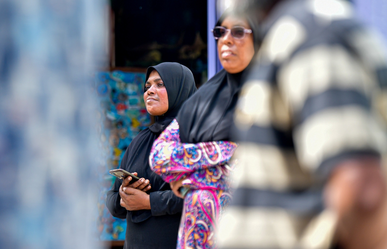 ދަނގެތި- އޮކްޓޯބަރު 16، 2021: އދ. ދަނގެތީގައި ވިޔަފާރިވެރިޔާ މަހުމޫދު އަބޫބަކުރު މަރައިލި މައްސަލައިގެ ތުހުމަތަށް ފުލުހުން ދަނގެތި ނެދުންގެ ބަލައި ފާސްކުރަނީ--. ފޮޓޯ: ނިޝާން އަލީ/ މިހާރު