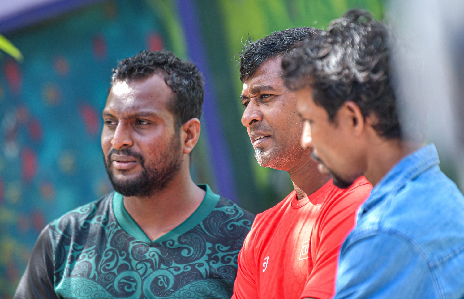 ދަނގެތި- އޮކްޓޯބަރު 16، 2021: އދ. ދަނގެތީގައި ވިޔަފާރިވެރިޔާ މަހުމޫދު އަބޫބަކުރު މަރައިލި މައްސަލައިގެ ތުހުމަތަށް ފުލުހުން ދަނގެތި ނެދުންގެ ބަލައި ފާސްކުރި ވަގުތު އެސަރަހައްދަށް އެއްވި ބައެއް މީހުން--. ފޮޓޯ: ނިޝާން އަލީ/ މިހާރު