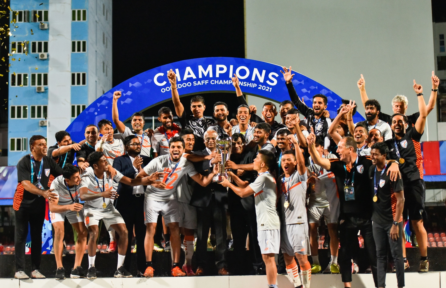 ސާފް ޗެމްޕިއަންޝިޕްގެ ތަށި އިންޑިއާއިން އުފުލާލަނީ --- ފޮޓޯ: ނިޝަން އަލީ | މިހާރު