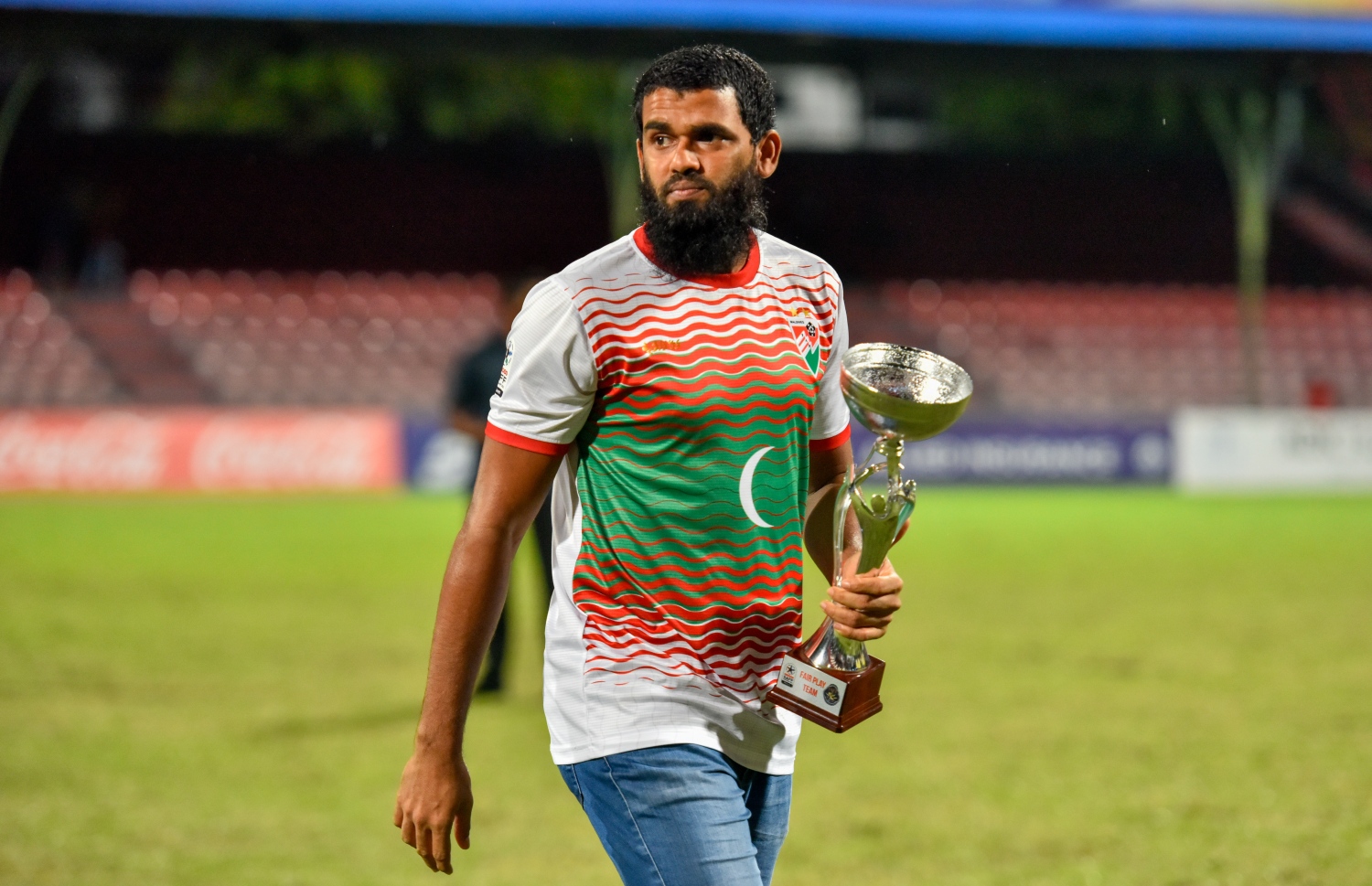 މާލެ - އޮކްޓޯބަރު 16، 2021- ރާއްޖޭގައި ބޭއްވި އަށްވަނަ ސާފް ޗެމްޕިއަންޝިޕްގެ ފެއާޕްލޭ ޓީމަކަށް ހޮވި ދިވެހި ގައުމީ ޓީމުގެ ކެޕްޓަން އަކްރަމް އަބްދުލްޣަނީ ޓްރޮފީ ހިފައިގެން ދަނީ: ރާއްޖެ ފައިނަލުން ކެޓީ ގްރޫޕް ސްޓޭޖުގެ ފަހު މެޗުގައި އިންޑިއާ އަތުން 3-1 އިން ބަލިވުމުން.---ފޮޓޯ: ފަޔާޒް މޫސާ/ މިހާރު