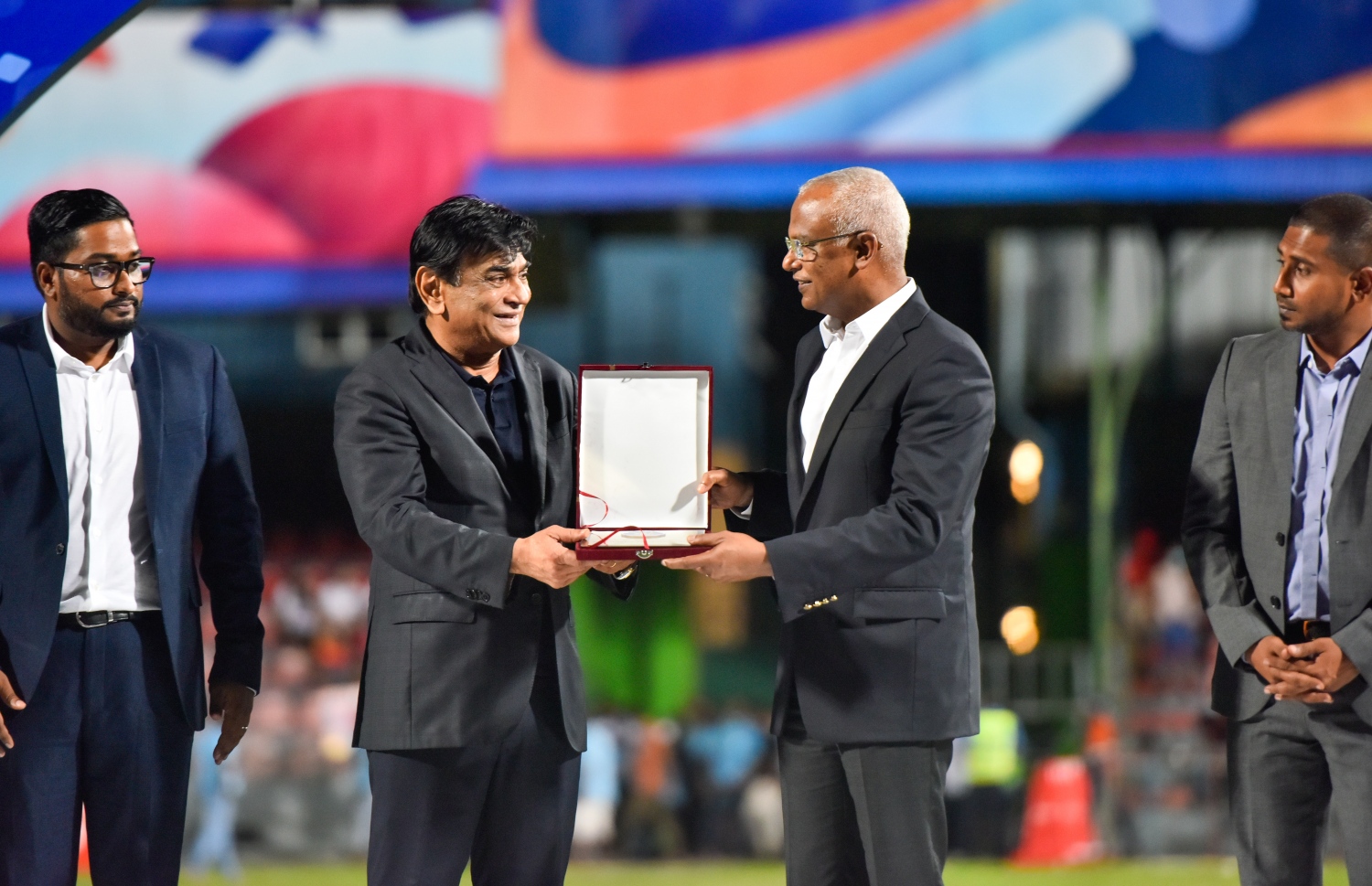 މާލެ - އޮކްޓޯބަރު 16، 2021- ރާއްޖޭގައި އަށްވަނަ ސާފް ޗެމްޕިއަންޝިޕް ފުޓުބޯޅަ މުބާރާތް ކުރިއަށް ގެންދިޔަ ގޮތް ރަނގަޅުކަމުން ސާފްގެ އެވޯޑް، ރައީސް އިބްރާހިމް މުހައްމަދު ސޯލިހަށް، ސާފްގެ ރައީސް ކާޒީ ސަލާހުއްދީން އަރުވަނީ.---ފޮޓޯ: ފަޔާޒް މޫސާ/ މިހާރު