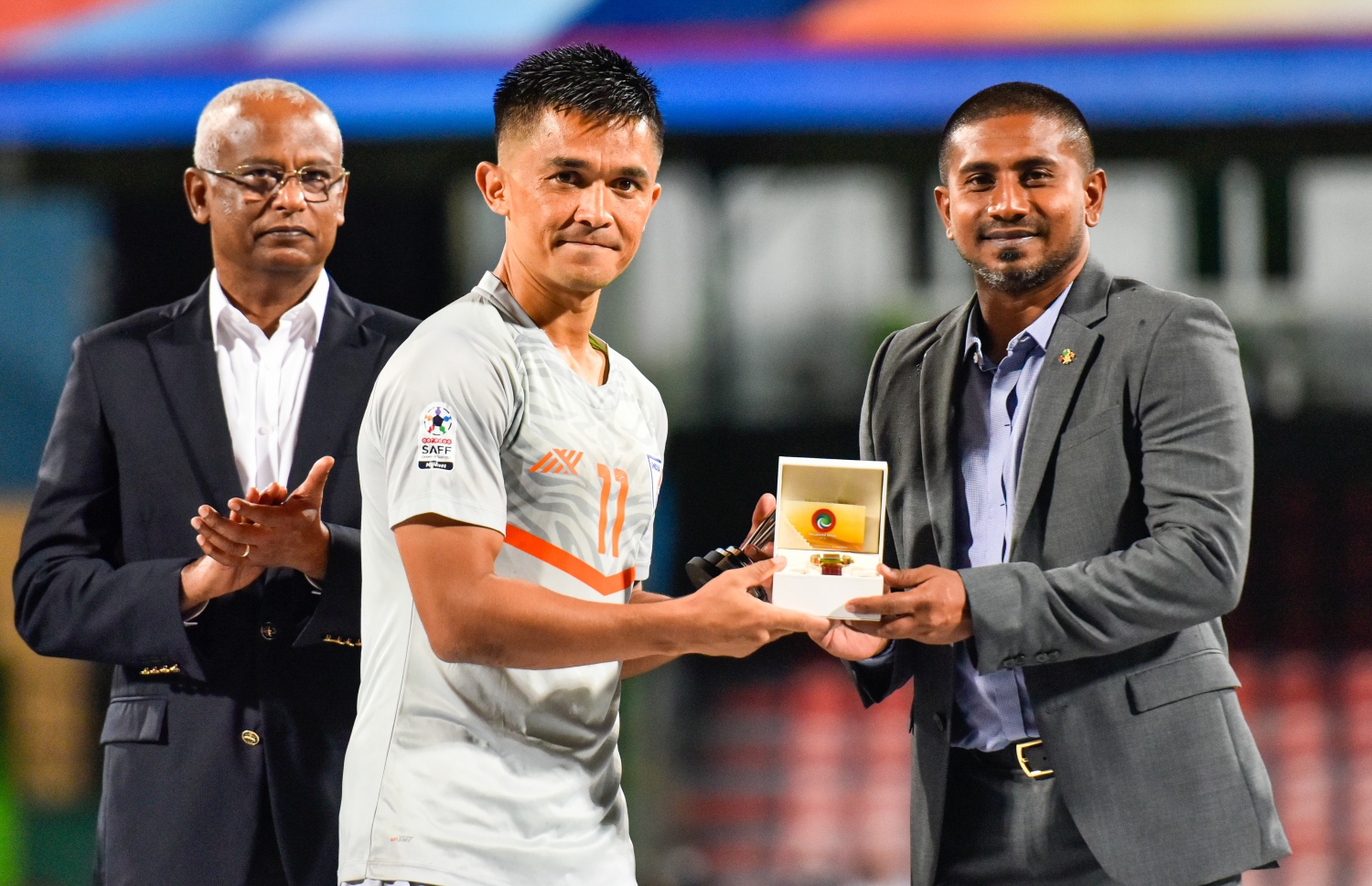 މާލެ - އޮކްޓޯބަރު 16، 2021- ރާއްޖޭގައި ބޭއްވި އަށްވަނަ ސާފް ޗެމްޕިއަންޝިޕް ފުޓުބޯޅަ މުބާރާތުގައި އެންމެ ގިނަ ލަނޑު ޖެހި ކުޅުންތެރިޔާގެ އެވޯޑް އިންޑިއާގެ ކެޕްޓަން ސުނިލް ޗެތްރީއާ، ރާއްޖޭގެ ކުޅިވަރާ ބެހޭ ވަޒީރު އަހުމަދު މަހްލޫފު ހަވާލު ކޮށްދެއްވާއިރު، ރައީސް އިބްރާހިމް މުހައްމަދު ސޯލިހު ފަހަތްޕުޅުގައި.---ފޮޓޯ: ފަޔާޒް މޫސާ/ މިހާރު