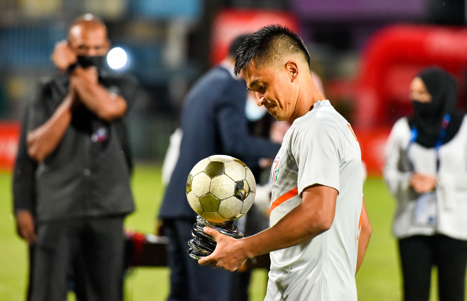 މާލެ - އޮކްޓޯބަރު 16، 2021- ރާއްޖޭގައި ބޭއްވި އަށްވަނަ ސާފް ޗެމްޕިއަންޝިޕް ފުޓުބޯޅަ މުބާރާތުގެ އެންމެ މޮޅު ކުޅުންތެރިޔާގެ އެވޯޑް ހިފައިގެން އިންޑިއާގެ ކެޕްޓަން ސުނިލް ޗެތްރީ ދަނީ: އޭނާ ވަނީ މި މުބާރާތުގައި އިންޑިވިޖުއަލް ހުރިހާ އެވޯޑެއް ހޯދާފައި.---ފޮޓޯ: ފަޔާޒް މޫސާ/ މިހާރު