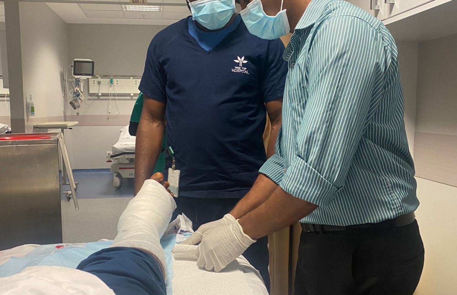 ޓްރީޓޮޕް ހޮސްޕިޓަލްގައި ސާޖިން އަށް ފަރުވާކުރަނީ. އޭނާގެ ފައި، ދެ ތަަނަކުން ވަނީ ބިނދިފައި.