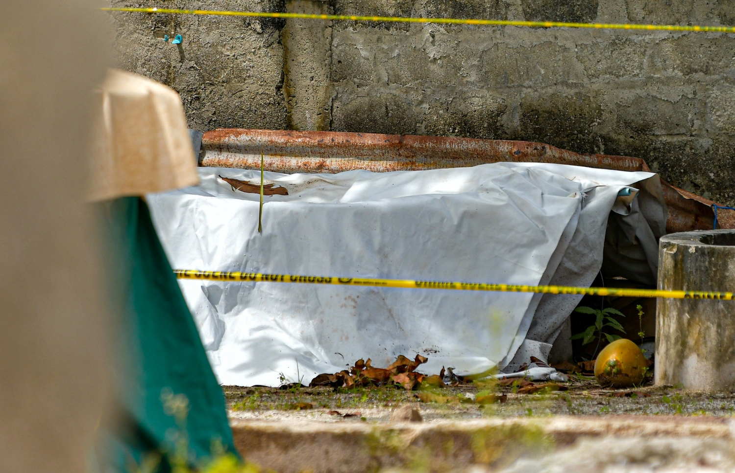 މަހުމޫދުގެ ހަށިގަނޑު ފެނުނު ވަޅު: އެ ވަޅަކީ އޭނާގެ އާއިލީ ގޯއްޗެއްގައި ހަދާފައި ހުރި ވަޅެއް. މިހާރު ފުލުހުން ހުރީ އެ ވަޅު މަތީގައި ހުދު ސަތަރި ދަމާފައި -- ފޮޓޯ: ނިޝާން އަލީ/ މިހާރު