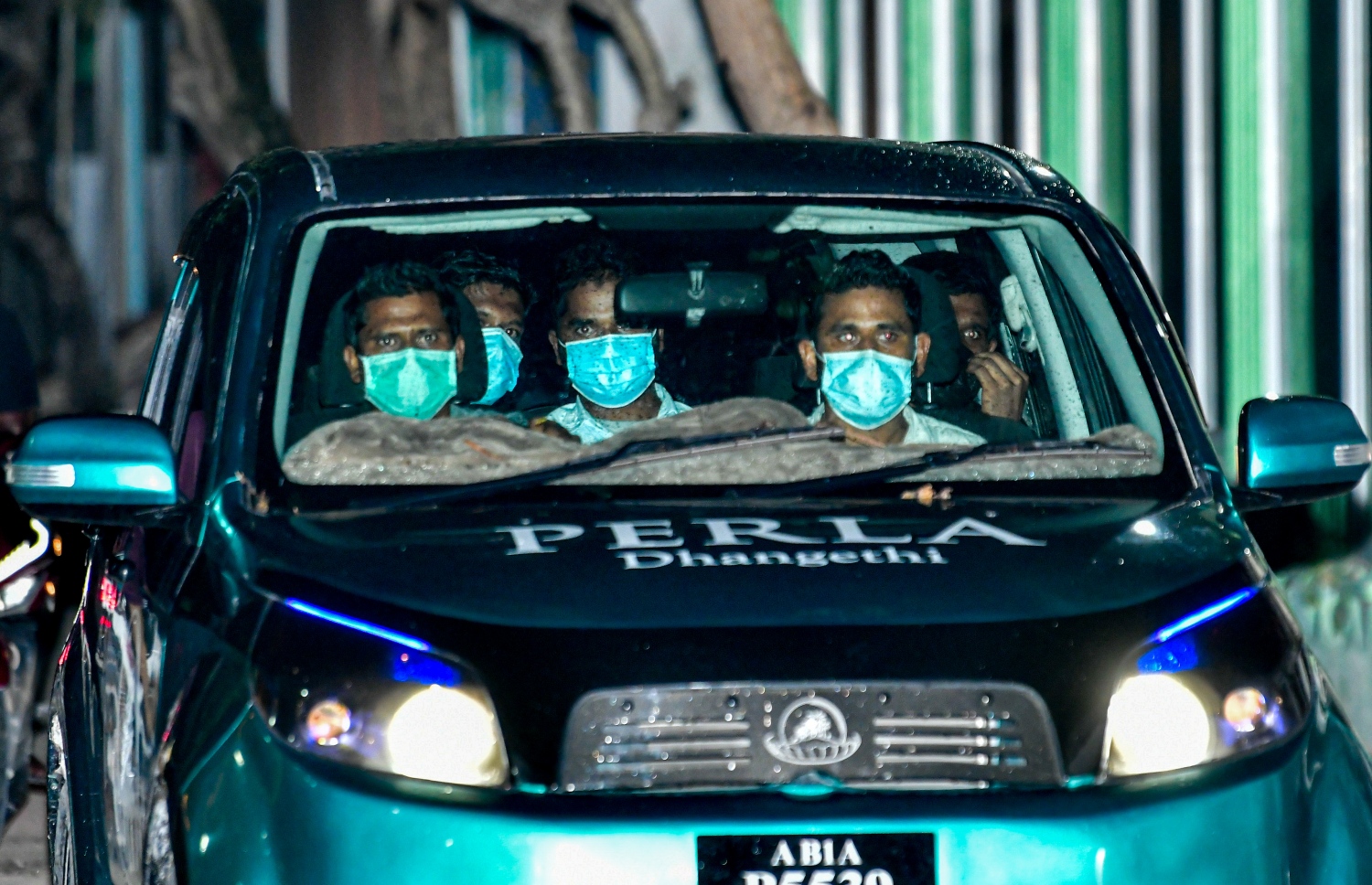 ފުލުހުން ސާލިމް (މެދުގައި) ގެއަށް ގެންދިޔުމަށް ފަހު ކާރެއްގައި އަނބުރާ ދަނގެތީ ޕޮލިސް ސްޓޭޝަނަށް ގެންދަނީ ފޮޓޯ: ނިޝާން އަލީ/މިހާރު