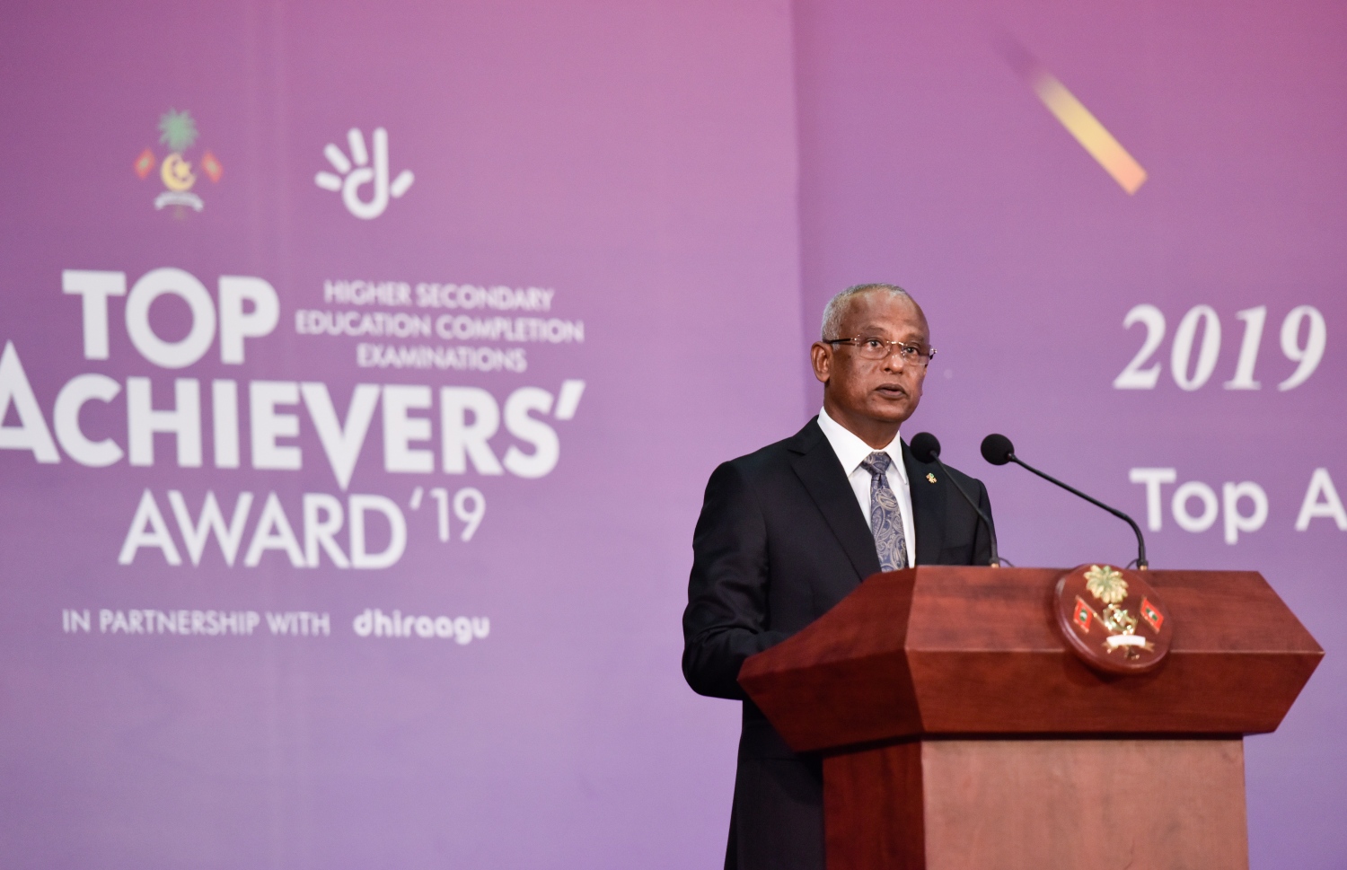 އޭ ލެވެލްގެ ގަދަ 10 ގައި ހިމެނޭ ދަރިވަރުންނަށް އެވޯޑު ދިނުމަށް ބޭއްވި ރަސްމިއްޔާތުގައި ރައީސް އިބްރާހިމް މުހައްމަދު ސޯލިހު ވާހަކަފުޅުދައްކަވަނީ.-- ފޮޓޯ: ފަޔާޒު މޫސާ/ މިހާރު