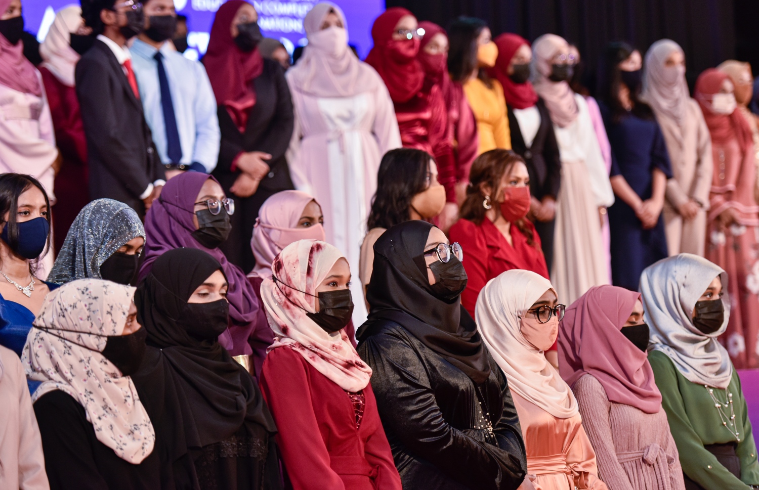 މާލެ: އޮކްޓޫބަރު 17، 2021- މެއި/ޖޫން، 2019ގެ މަތީ ސާނަވީ އިމްތިހާނުން އެންމެ މޮޅު ދަރިވަރުންނަށް އިނާމު ދިނުމަށް ތާޖުއްދީން ސުކޫލުގައި ބޭއްވި ރަސްމިއްޔާތުގައި އެވޯޑު ލިބުނު ދަރިވަރުން ފޮޓޯއަށް ހުއްޓިލައިގެން.--- ފޮޓޯ: ފަޔާޒު މޫސާ / މިހާރު