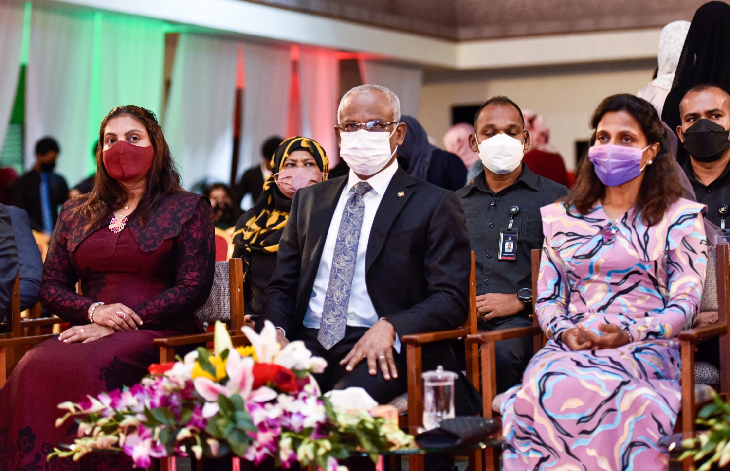 މާލެ: އޮކްޓޫބަރު 17، 2021- މެއި/ޖޫން، 2019ގެ މަތީ ސާނަވީ އިމްތިހާނުން އެންމެ މޮޅު ދަރިވަރުންނަށް އިނާމު ދިނުމަށް ތާޖުއްދީން ސުކޫލުގައި ބޭއްވި ރަސްމިއްޔާތުގައި ރައީސް އިބްރާހިމް ސޯލިހުއާއި އެމަނިކުފާނުގެ އަންބިކަނބަލުން ފަޒުނާ އަހުމަދު އަދި އެޑިއުކޭޝަން މިނިސްޓަރު އައިޝަތު އަލީ.--- ފޮޓޯ: ފަޔާޒު މޫސާ / މިހާރު