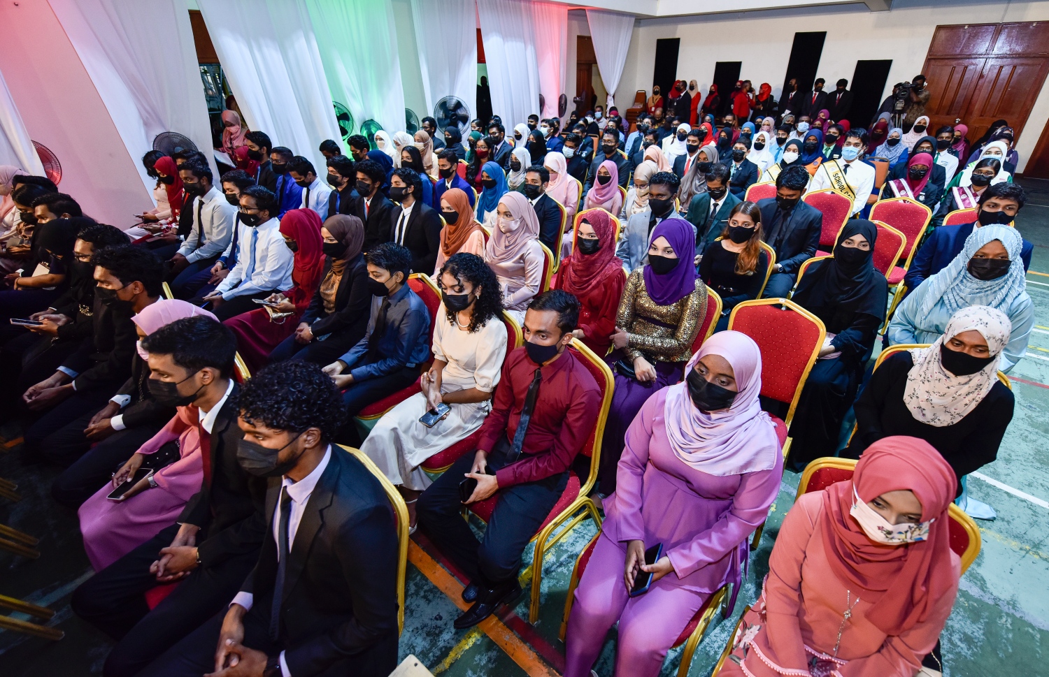 މާލެ: އޮކްޓޫބަރު 17، 2021- މެއި/ޖޫން، 2019ގެ މަތީ ސާނަވީ އިމްތިހާނުން އެންމެ މޮޅު ދަރިވަރުންނަށް އިނާމު ދިނުމަށް ތާޖުއްދީން ސުކޫލުގައި ބޭއްވި ރަސްމިއްޔާތުގައި އެވޯޑު ލިބުނު ދަރިވަރުން އިށީންދެލައިގެން--- ފޮޓޯ: ފަޔާޒު މޫސާ / މިހާރު