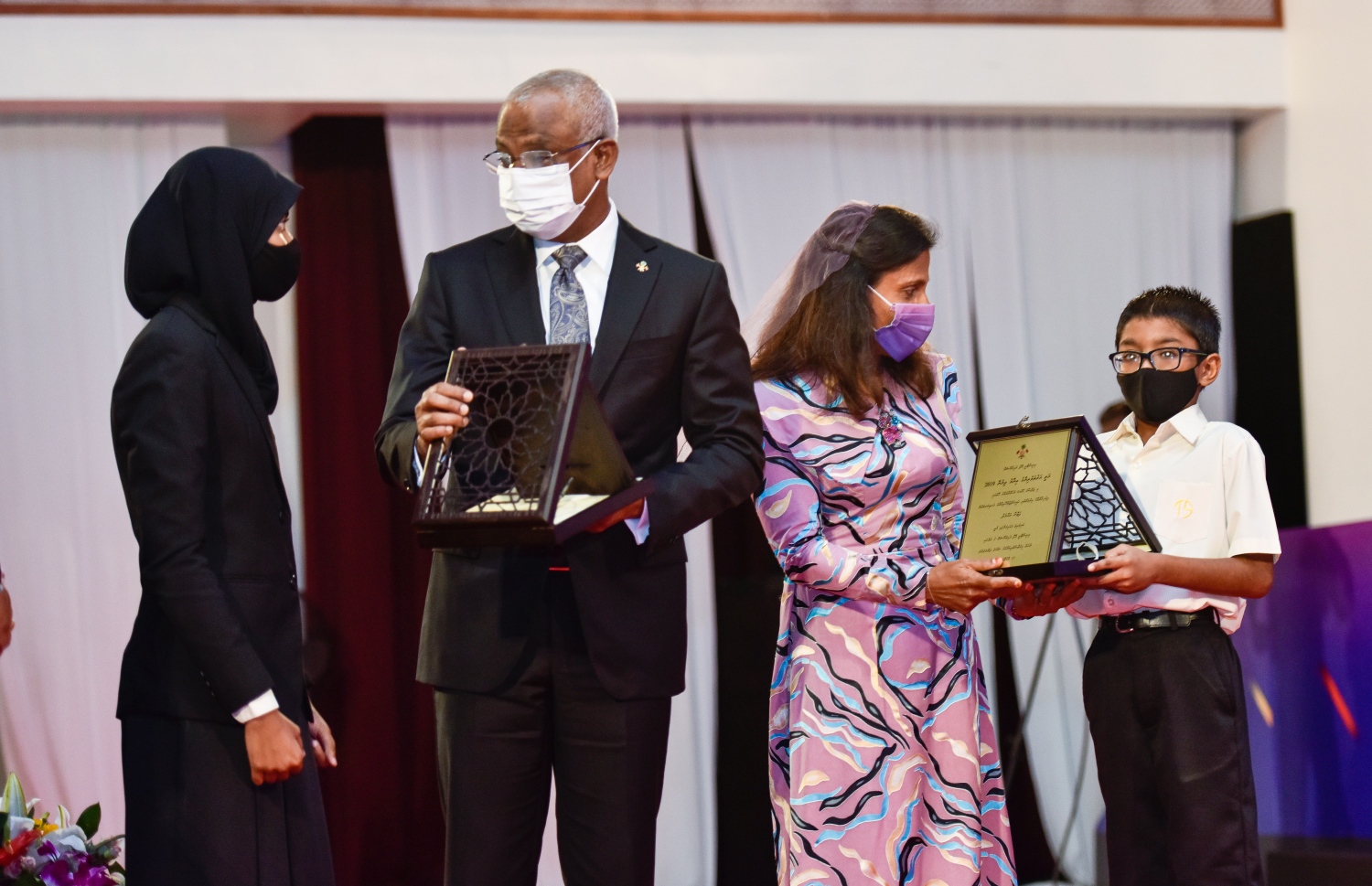 މާލެ: އޮކްޓޫބަރު 17، 2021- މެއި/ޖޫން، 2019ގެ މަތީ ސާނަވީ އިމްތިހާނުން އެންމެ މޮޅު ދަރިވަރުންނަށް އިނާމު ދިނުމަށް ތާޖުއްދީން ސުކޫލުގައި ބޭއްވި ރަސްމިއްޔާތުގައި ރައީސް އިބްރާހިމް މުހައްމަދު އާއި އެމަނިކުފާނުގެ އަންބިކަނބަލުން ފަޒްނާ އަހުމަދުއަށް ހަންދާނީފިލައެއް ހަވާލުކުރަނީ.--- ފޮޓޯ: ފަޔާޒު މޫސާ / މިހާރު