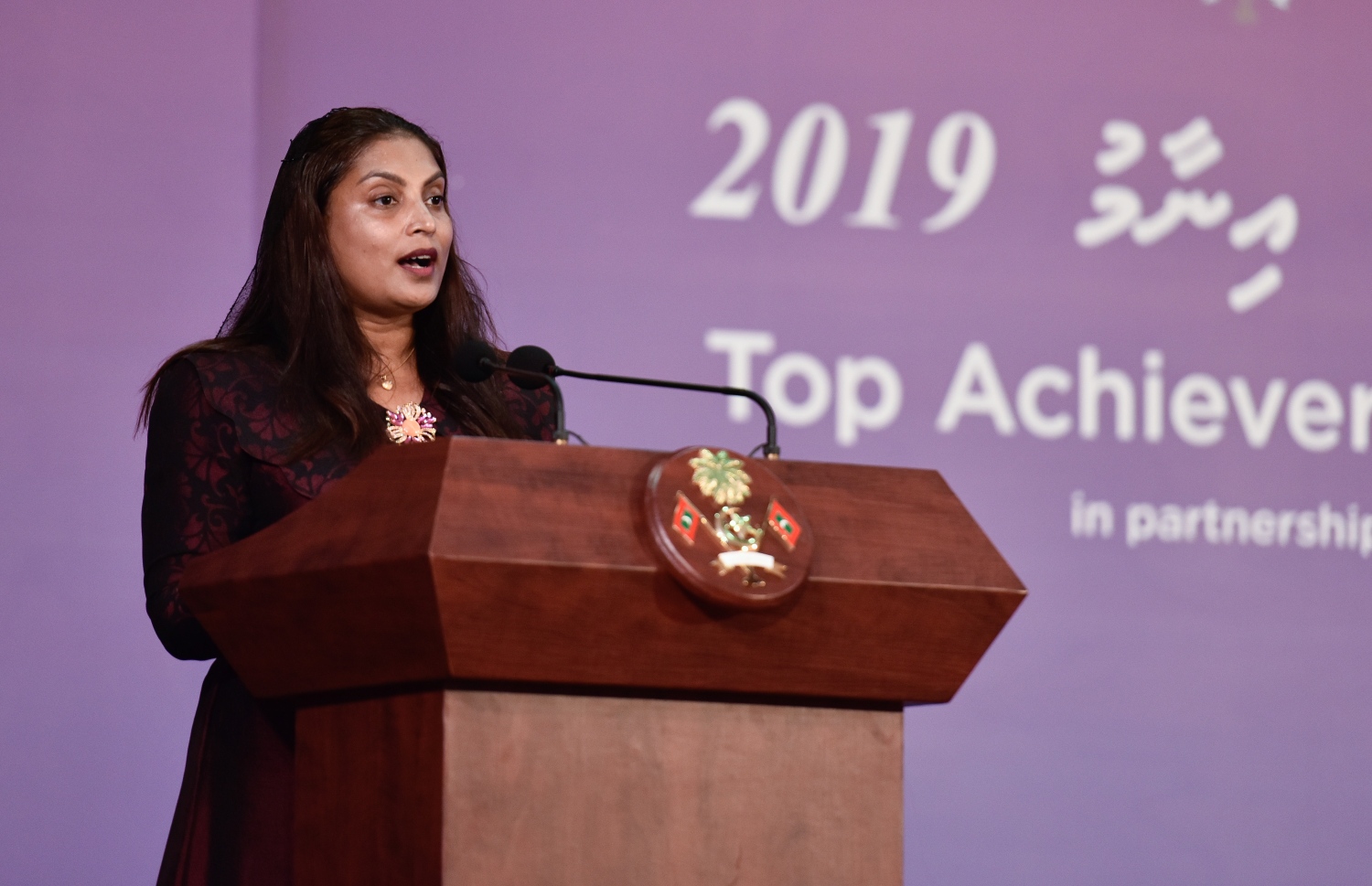 މާލެ: އޮކްޓޫބަރު 17، 2021- މެއި/ޖޫން، 2019ގެ މަތީ ސާނަވީ އިމްތިހާނުން އެންމެ މޮޅު ދަރިވަރުންނަށް އިނާމު ދިނުމަށް ތާޖުއްދީން ސުކޫލުގައި ބޭއްވި ރަސްމިއްޔާތުގައި އެޑިއުކޭޝަން މިނިސްޓަރު އައިޝަތު އަލީ ވާހަކަދުޅު ދައްކަވަނީ.--- ފޮޓޯ: ފަޔާޒު މޫސާ / މިހާރު