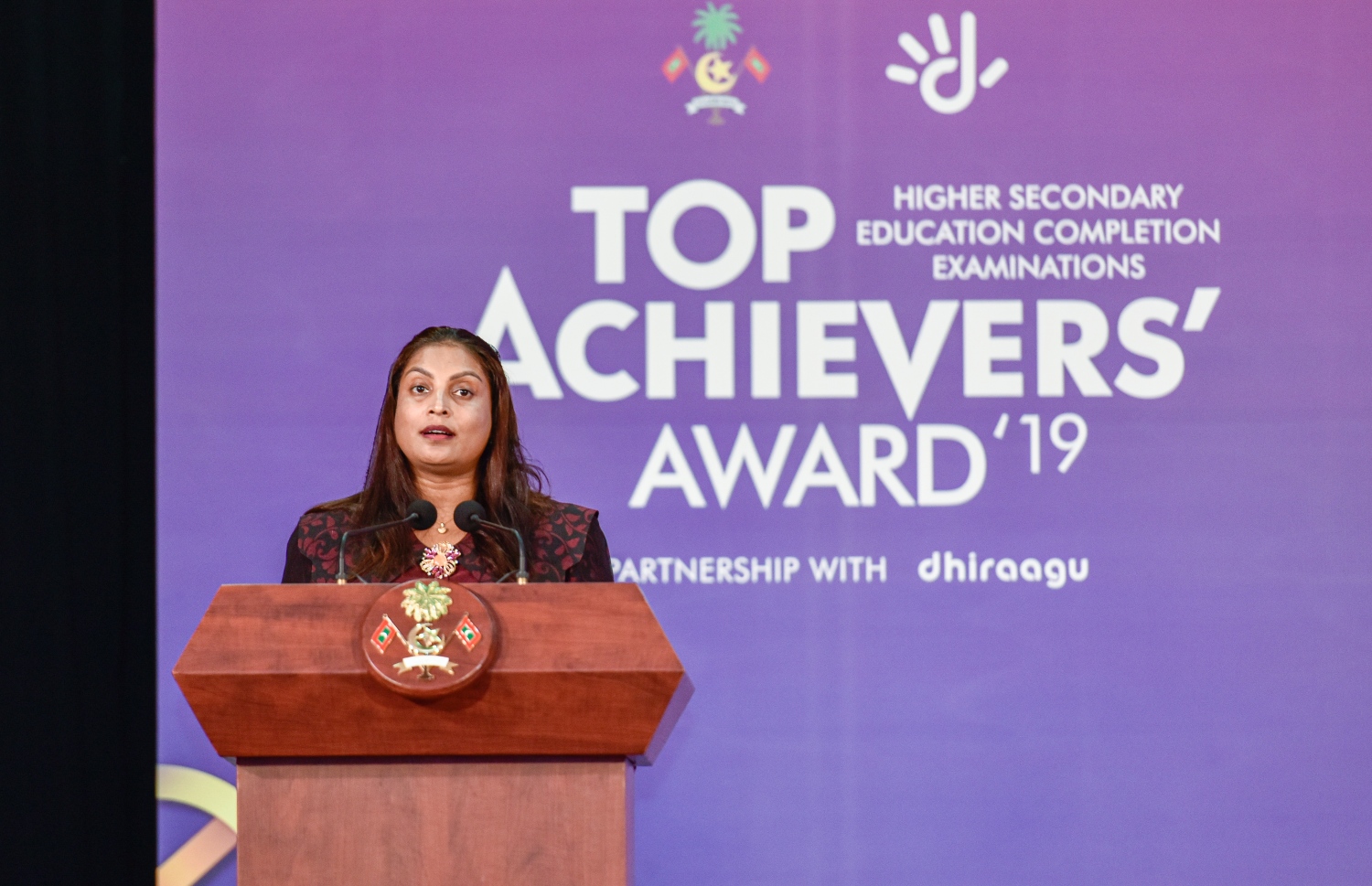 މާލެ: އޮކްޓޫބަރު 17، 2021- މެއި/ޖޫން، 2019ގެ މަތީ ސާނަވީ އިމްތިހާނުން އެންމެ މޮޅު ދަރިވަރުންނަށް އިނާމު ދިނުމަށް ތާޖުއްދީން ސުކޫލުގައި ބޭއްވި ރަސްމިއްޔާތުގައި އެޑިއުކޭޝަން މިނިސްޓަރު އައިޝަތު އަލީ ވާހަކަދުޅު ދައްކަވަނީ.--- ފޮޓޯ: ފަޔާޒު މޫސާ / މިހާރު