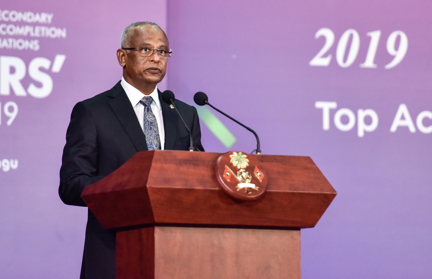 މާލެ: އޮކްޓޫބަރު 17، 2021- މެއި/ޖޫން، 2019ގެ މަތީ ސާނަވީ އިމްތިހާނުން އެންމެ މޮޅު ދަރިވަރުންނަށް އިނާމު ދިނުމަށް ތާޖުއްދީން ސުކޫލުގައި ބޭއްވި ރަސްމިއްޔާތުގައި ރައީސް އިބްރަހިމް މުހައްމަދު ސޯލިހް ވާހަކަފުޅު ދައްކަވަނީ.--- ފޮޓޯ: ފަޔާޒު މޫސާ / މިހާރު