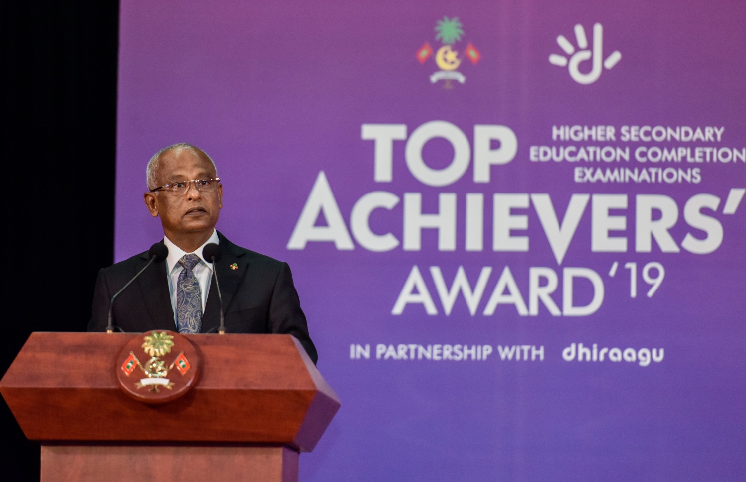 މާލެ: އޮކްޓޫބަރު 17، 2021- މެއި/ޖޫން، 2019ގެ މަތީ ސާނަވީ އިމްތިހާނުން އެންމެ މޮޅު ދަރިވަރުންނަށް އިނާމު ދިނުމަށް ތާޖުއްދީން ސުކޫލުގައި ބޭއްވި ރަސްމިއްޔާތުގައި ރައީސް އިބްރަހިމް މުހައްމަދު ސޯލިހް ވާހަކަފުޅު ދައްކަވަނީ.--- ފޮޓޯ: ފަޔާޒު މޫސާ / މިހާރު