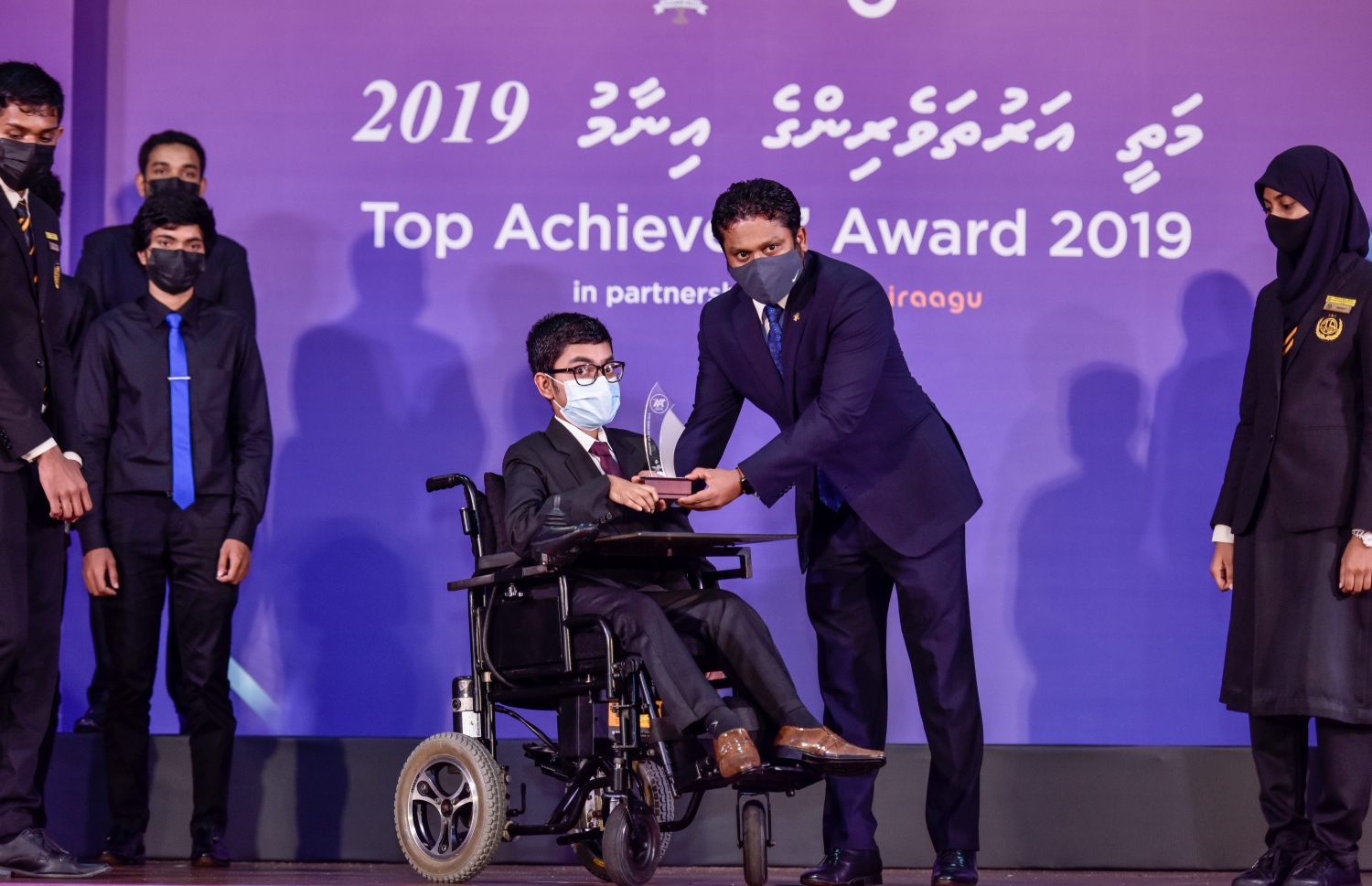 މާލެ: އޮކްޓޫބަރު 17، 2021- މެއި/ޖޫން، 2019ގެ މަތީ ސާނަވީ އިމްތިހާނުން އެންމެ މޮޅު ދަރިވަރުންނަށް އިނާމު ދިނުމަށް ތާޖުއްދީން ސުކޫލުގައި ބޭއްވި ރަސްމިއްޔާތުގައި ރައީސް އޮފީހުގެ ޗީފް އޮފް ސްޓާފް އަލީ ޒާހިރު ދަރިވަރަކާއި އެވޯޑު ހަވާލުކުރަނީ.--- ފޮޓޯ: ފަޔާޒު މޫސާ / މިހާރު