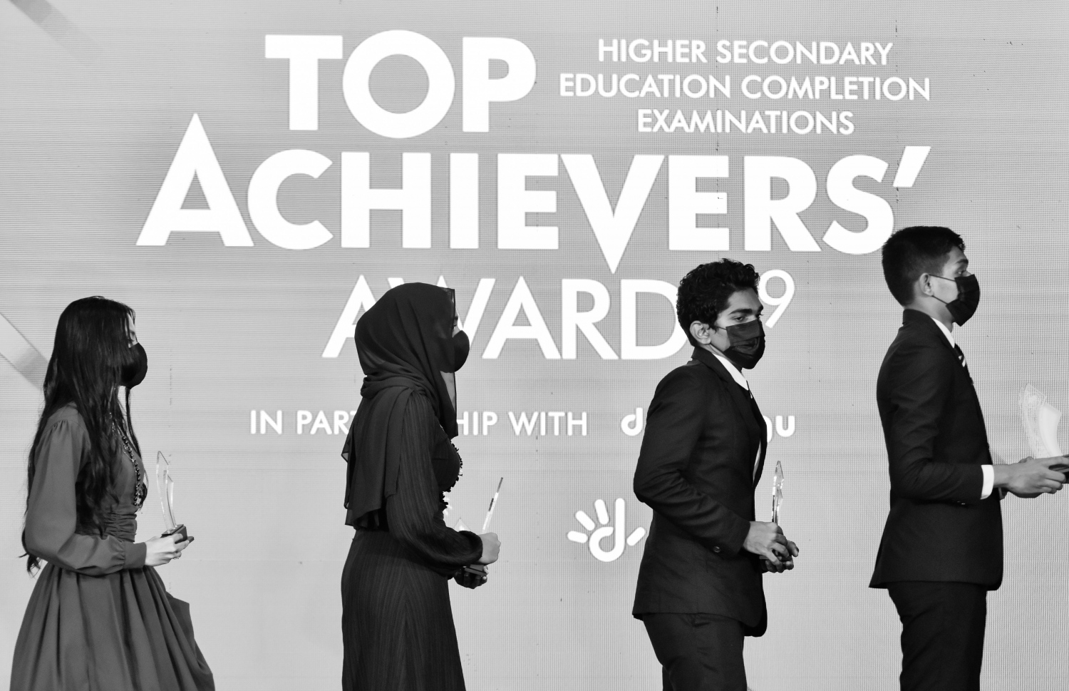 މާލެ: އޮކްޓޫބަރު 17، 2021- މެއި/ޖޫން، 2019ގެ މަތީ ސާނަވީ އިމްތިހާނުން އެންމެ މޮޅު ދަރިވަރުންނަށް އިނާމު ދިނުމަށް ތާޖުއްދީން ސުކޫލުގައި ބޭއްވި ރަސްމިއްޔާތުގައި އެވޯޑު ހާސިލް ކުރި ދަރިވަރުން ސްޓޭޖުން ފައިބަނީ.--- ފޮޓޯ: ފަޔާޒު މޫސާ / މިހާރު
