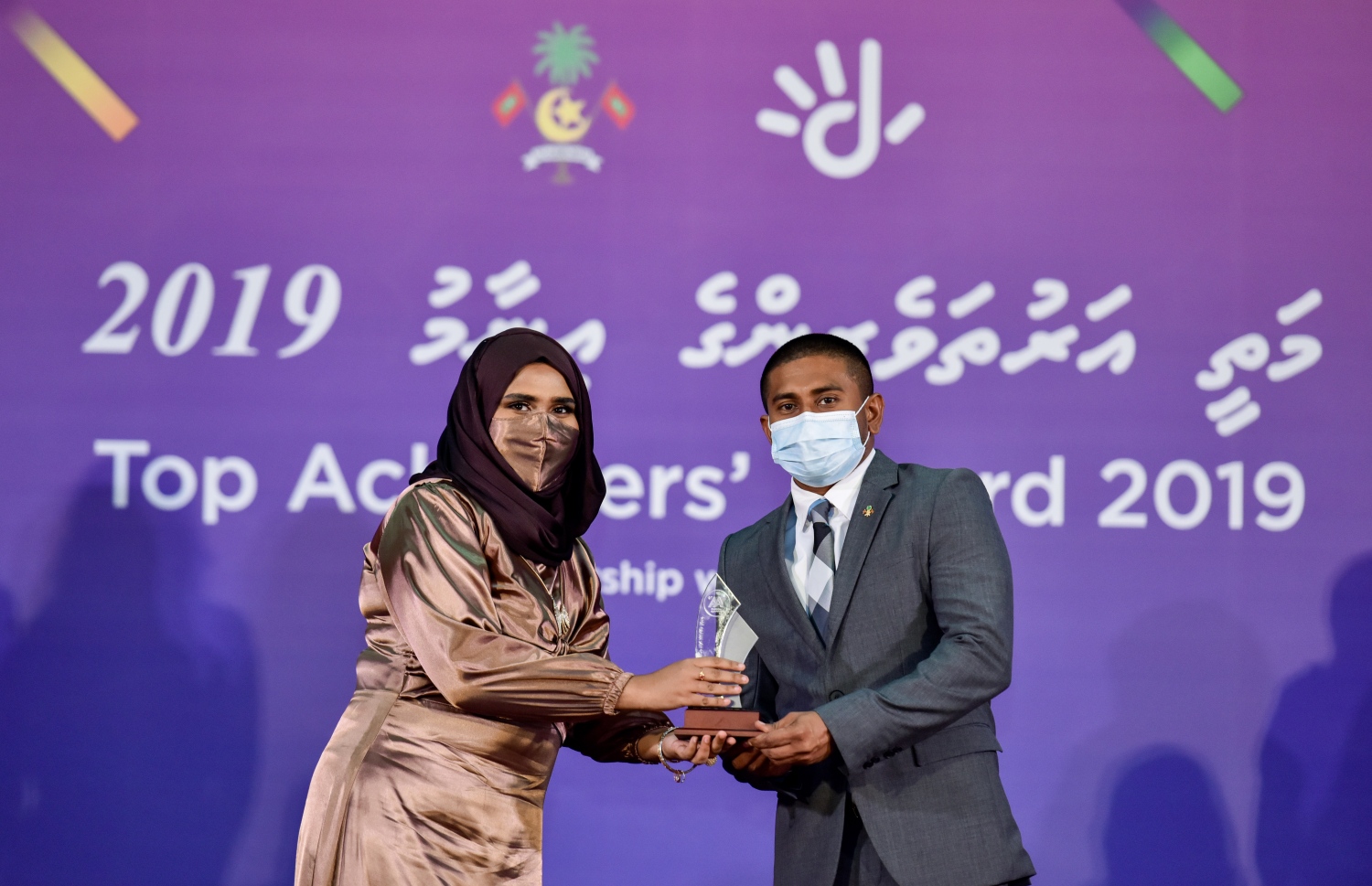މާލެ: އޮކްޓޫބަރު 17، 2021- މެއި/ޖޫން، 2019ގެ މަތީ ސާނަވީ އިމްތިހާނުން އެންމެ މޮޅު ދަރިވަރުންނަށް އިނާމު ދިނުމަށް ތާޖުއްދީން ސުކޫލުގައި ބޭއްވި ރަސްމިއްޔާތުގައި އެވޯޑު ހާސިލް ކުރި ދަރިވަރުންނާއި ޔޫތު މިނިސްޓަރު އަހުމަދު މަހްލޫފް އެވޯޑު ހަވާލުކުރައްވަނީ.--- ފޮޓޯ: ފަޔާޒު މޫސާ / މިހާރު