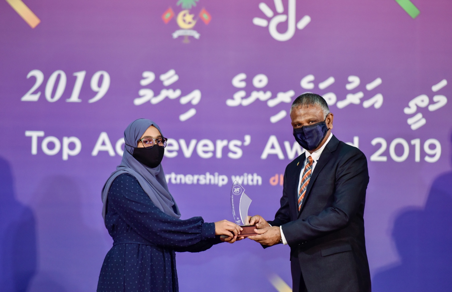 މާލެ: އޮކްޓޫބަރު 17، 2021- މެއި/ޖޫން، 2019ގެ މަތީ ސާނަވީ އިމްތިހާނުން އެންމެ މޮޅު ދަރިވަރުންނަށް އިނާމު ދިނުމަށް ތާޖުއްދީން ސުކޫލުގައި ބޭއްވި ރަސްމިއްޔާތުގައި އެވޯޑު ހާސިލް ކުރި ދަރިވަރުންނާއި ހަޔާ އެޑިއުކޭޝަން މިނިސްޓަރު އިބްރާހިމް ހަސަން އެވޯޑު ހަވާލުކުރައްވަނީ.--- ފޮޓޯ: ފަޔާޒު މޫސާ / މިހާރު