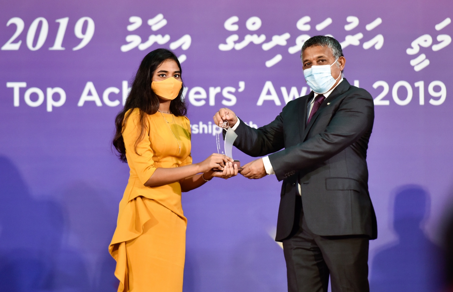 މާލެ: އޮކްޓޫބަރު 17، 2021- މެއި/ޖޫން، 2019ގެ މަތީ ސާނަވީ އިމްތިހާނުން އެންމެ މޮޅު ދަރިވަރުންނަށް އިނާމު ދިނުމަށް ތާޖުއްދީން ސުކޫލުގައި ބޭއްވި ރަސްމިއްޔާތުގައި އެވޯޑު ހާސިލް ކުރި ދަރިވަރުންނާއި ހައުސިން މިނިސްޓަރު އަހުމަދު އަސްލަމް އެވޯޑު ހަވާލުކުރައްވަނީ.--- ފޮޓޯ: ފަޔާޒު މޫސާ / މިހާރު