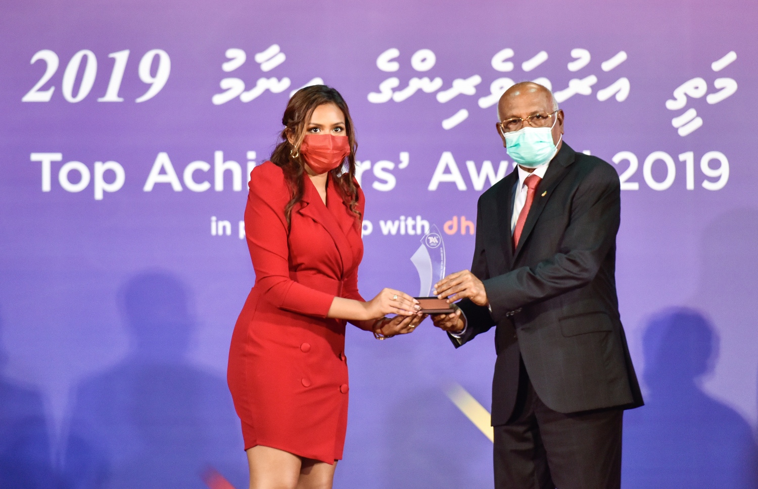 މާލެ: އޮކްޓޫބަރު 17، 2021- މެއި/ޖޫން، 2019ގެ މަތީ ސާނަވީ އިމްތިހާނުން އެންމެ މޮޅު ދަރިވަރުންނަށް އިނާމު ދިނުމަށް ތާޖުއްދީން ސުކޫލުގައި ބޭއްވި ރަސްމިއްޔާތުގައި އެވޯޑު ހާސިލް ކުރި ދަރިވަރުންނާއި ހެލްތް މިނިސްޓަރު އަހުމަދު ނަސީމް އެވޯޑު ހަވާލުކުރައްވަނީ.--- ފޮޓޯ: ފަޔާޒު މޫސާ / މިހާރު