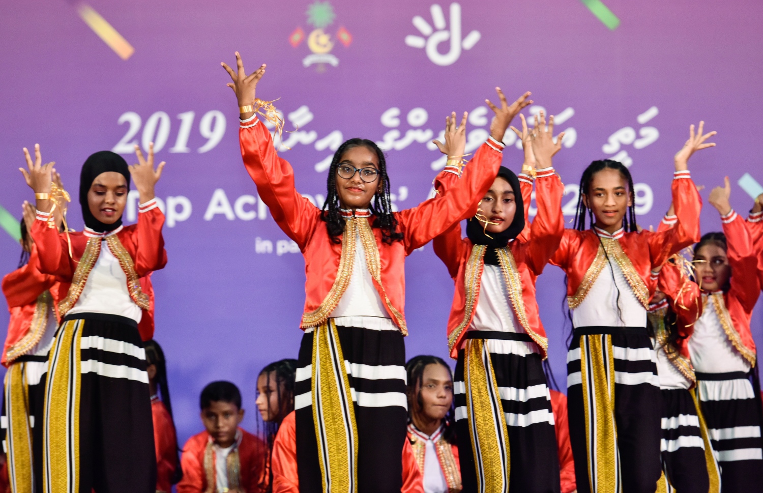 މާލެ: އޮކްޓޫބަރު 17، 2021- މެއި/ޖޫން، 2019ގެ މަތީ ސާނަވީ އިމްތިހާނުން އެންމެ މޮޅު ދަރިވަރުންނަށް އިނާމު ދިނުމަށް ތާޖުއްދީން ސުކޫލުގައި ބޭއްވި ރަސްމިއްޔާތުގައި މުނިފޫހި ފިލުވުމުގެ ހަރަކާތެއް ކުރިއަށް ދަނީ.--- ފޮޓޯ: ފަޔާޒު މޫސާ / މިހާރު